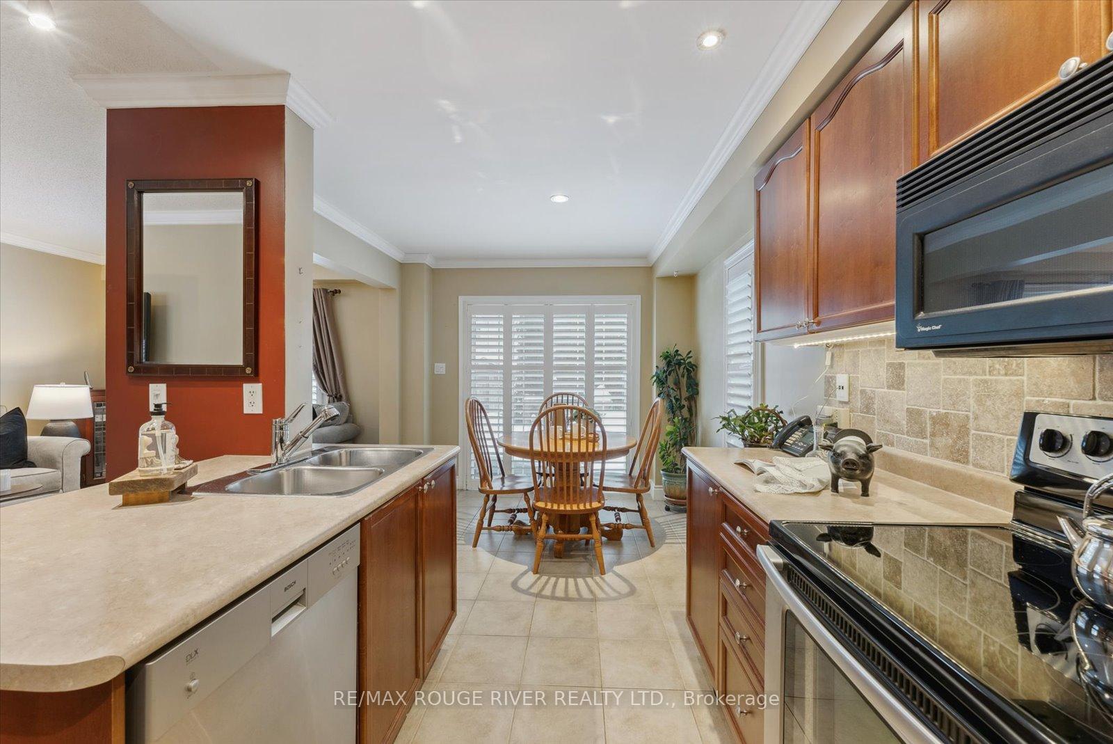Photo 8 of 31 Barchester Crescent, Whitby, Brooklin — HOMEH