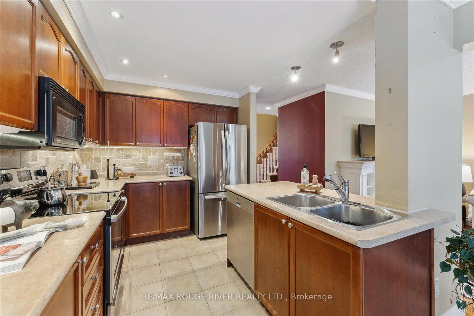 Photo 11 of 31 Barchester Crescent, Whitby, Brooklin — HOMEH