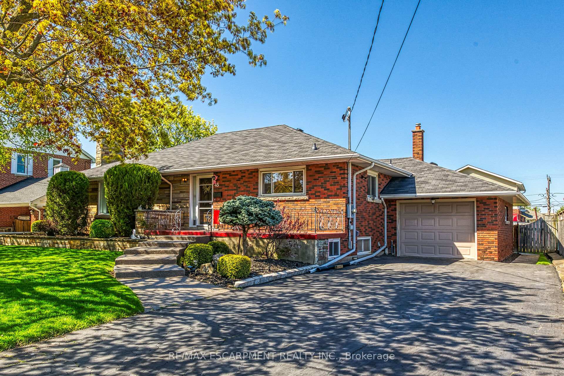 Photo 2 of 45 James Avenue, Hamilton, Stoney Creek — HOMEH