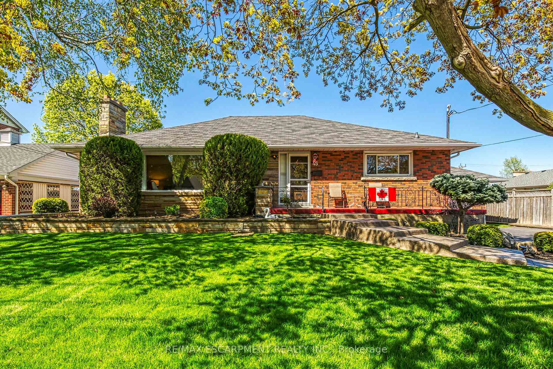 Photo 3 of 45 James Avenue, Hamilton, Stoney Creek — HOMEH