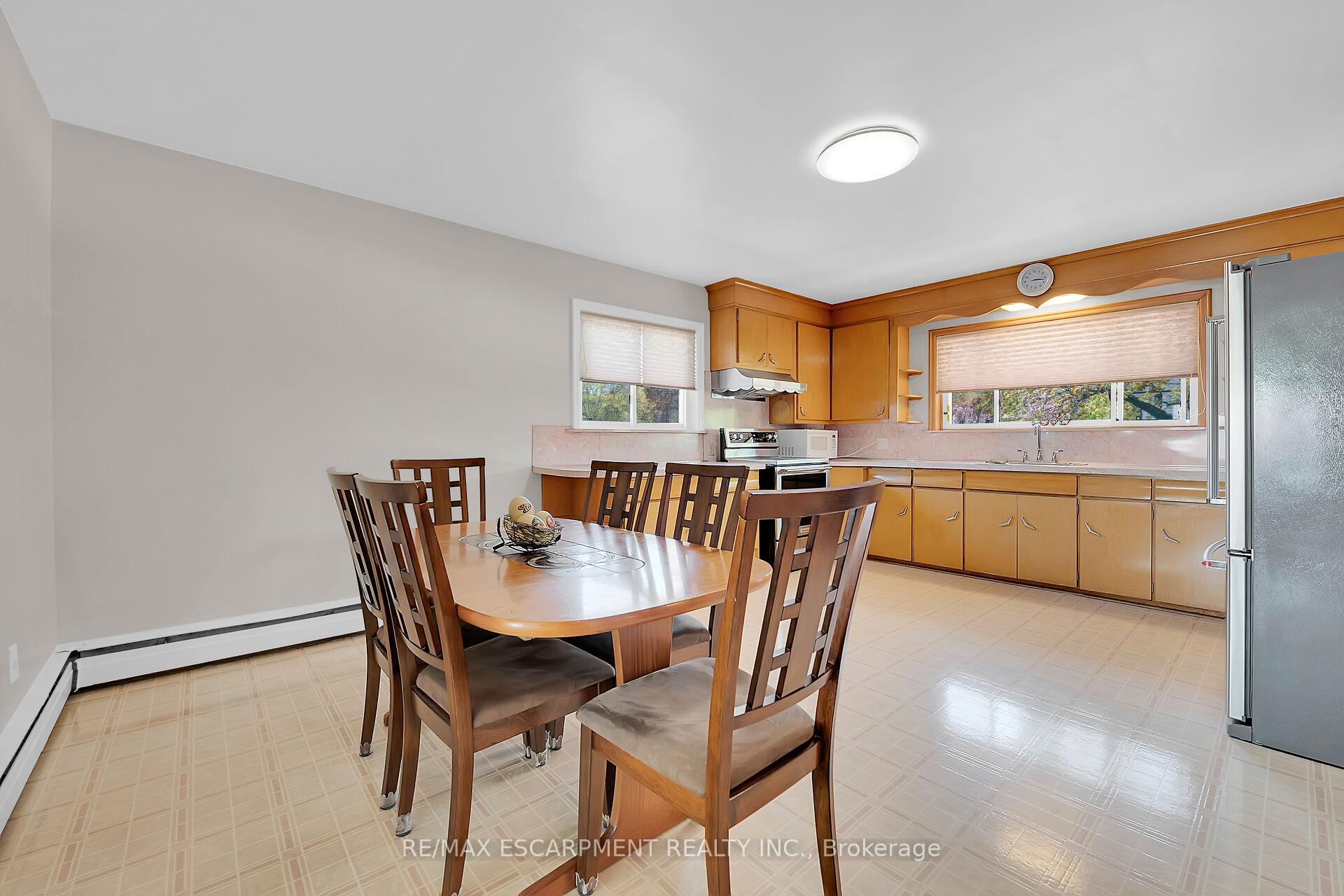 Photo 4 of 45 James Avenue, Hamilton, Stoney Creek — HOMEH