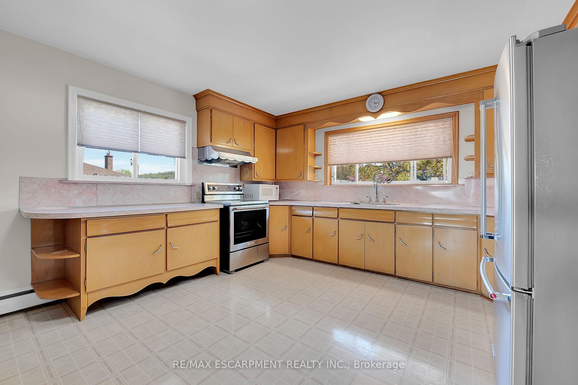 Photo 7 of 45 James Avenue, Hamilton, Stoney Creek — HOMEH