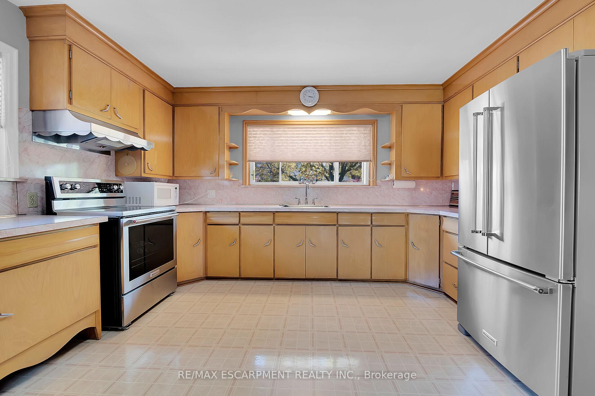 Photo 9 of 45 James Avenue, Hamilton, Stoney Creek — HOMEH