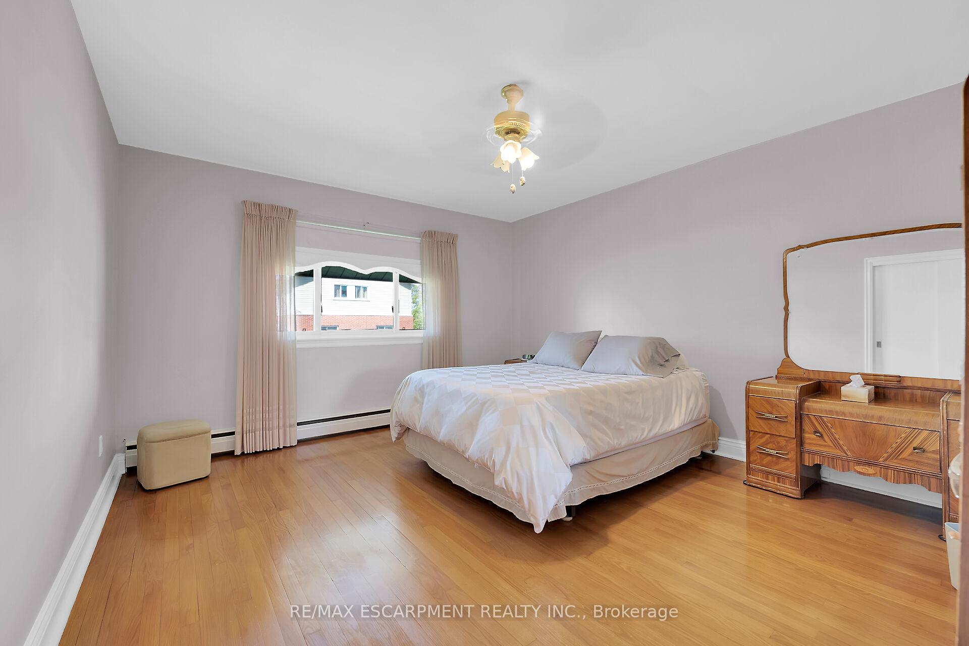Photo 25 of 45 James Avenue, Hamilton, Stoney Creek — HOMEH