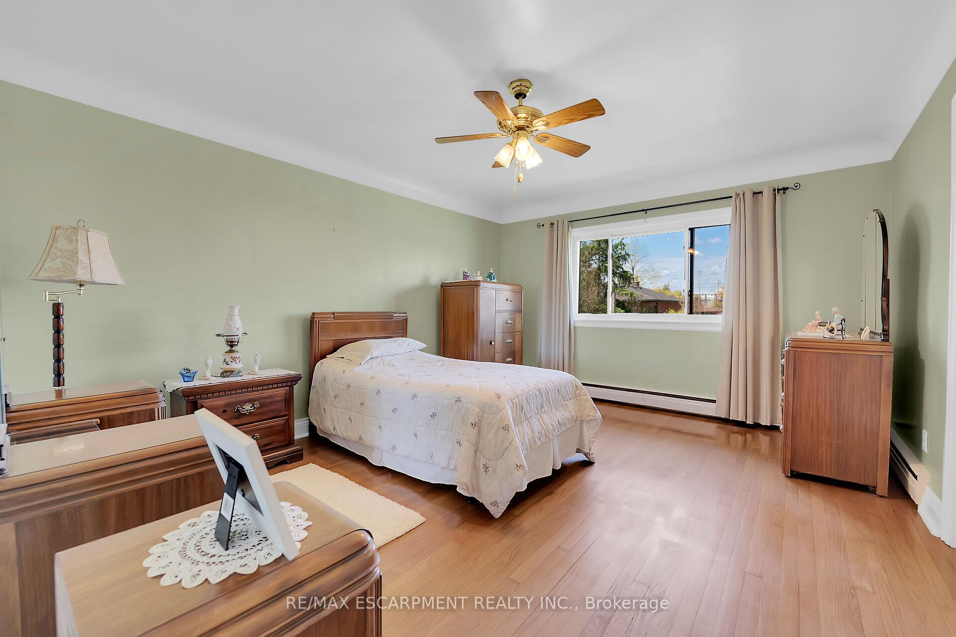 Photo 26 of 45 James Avenue, Hamilton, Stoney Creek — HOMEH