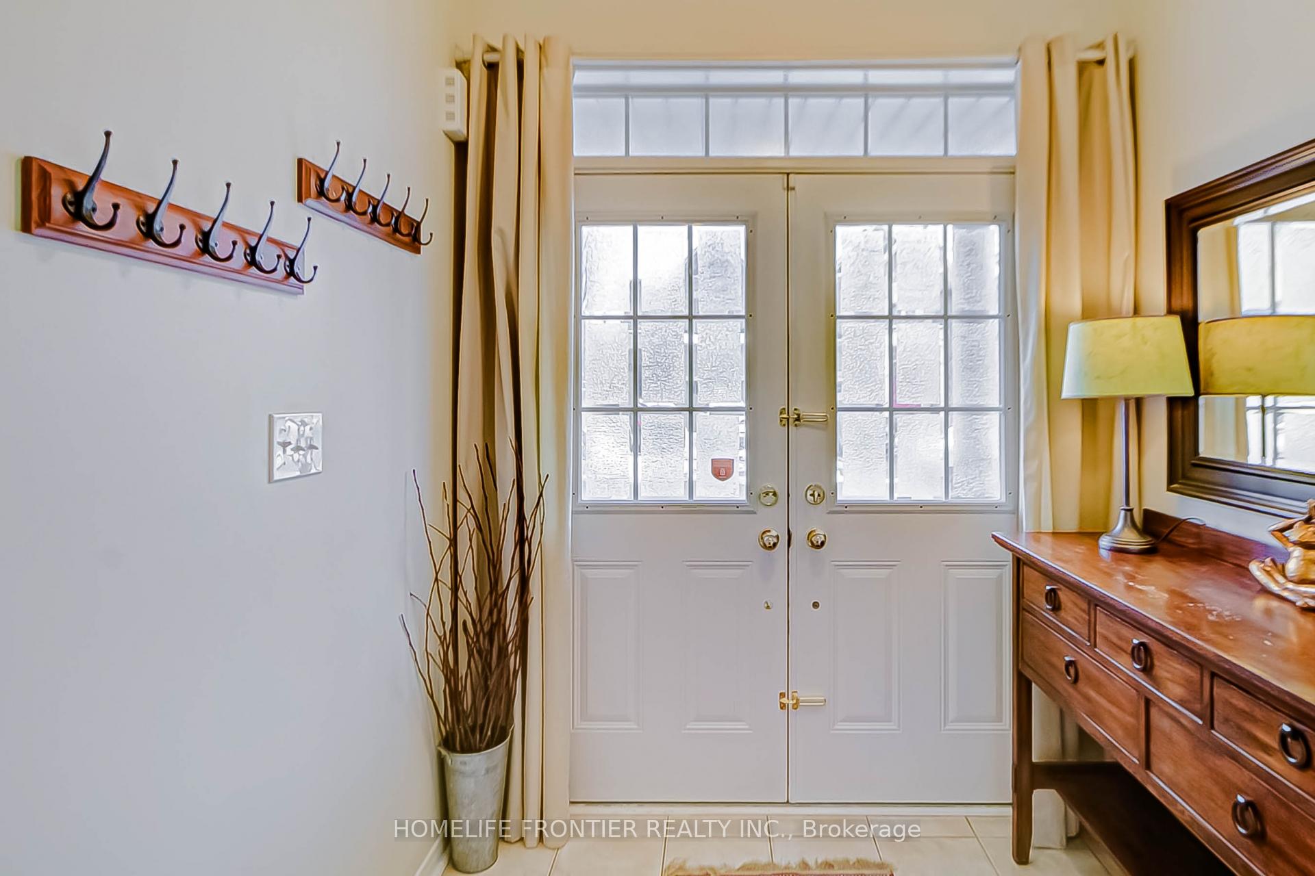 Photo 5 of 39 White Spruce Crescent, Vaughan, Patterson — HOMEH