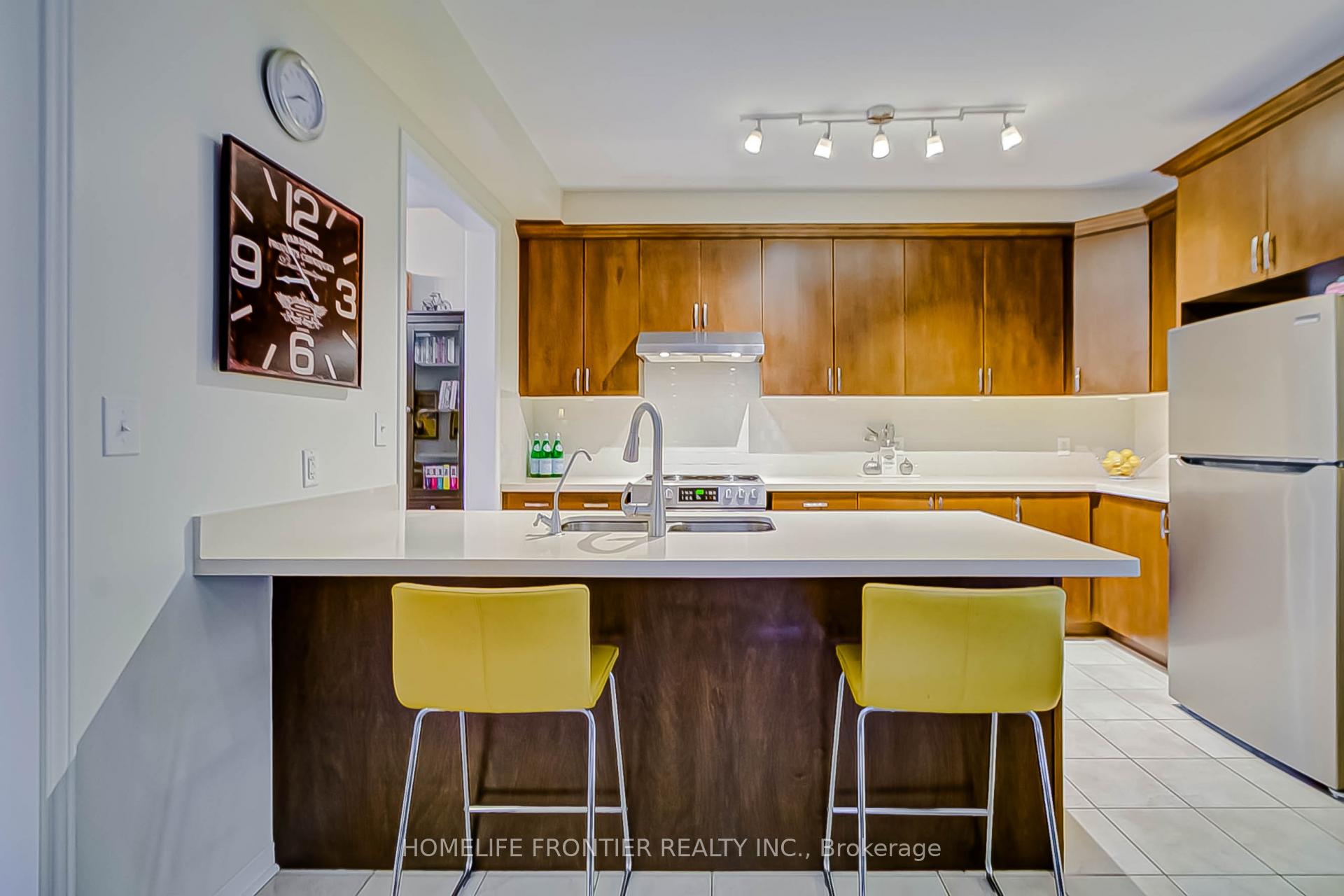 Photo 3 of 39 White Spruce Crescent, Vaughan, Patterson — HOMEH