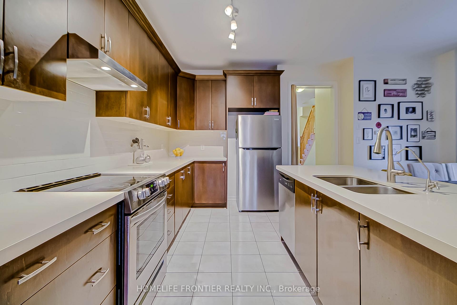 Photo 7 of 39 White Spruce Crescent, Vaughan, Patterson — HOMEH