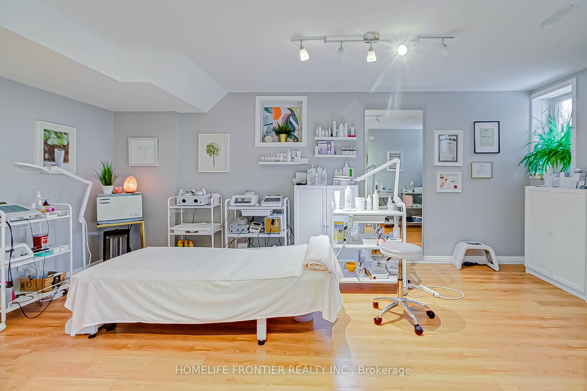 Photo 9 of 39 White Spruce Crescent, Vaughan, Patterson — HOMEH