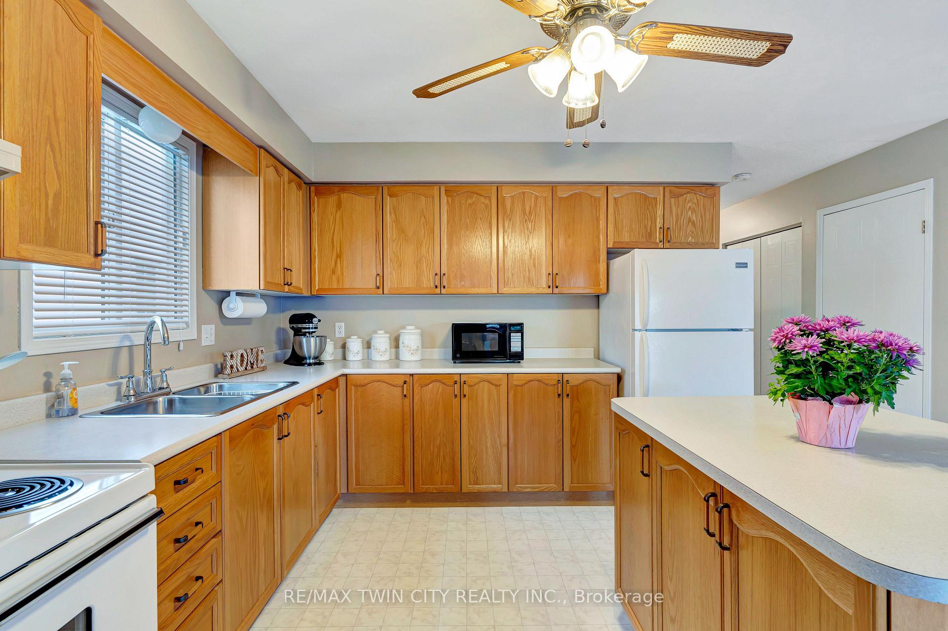 Photo 15 of 172 Auburn Drive, Kitchener — HOMEH