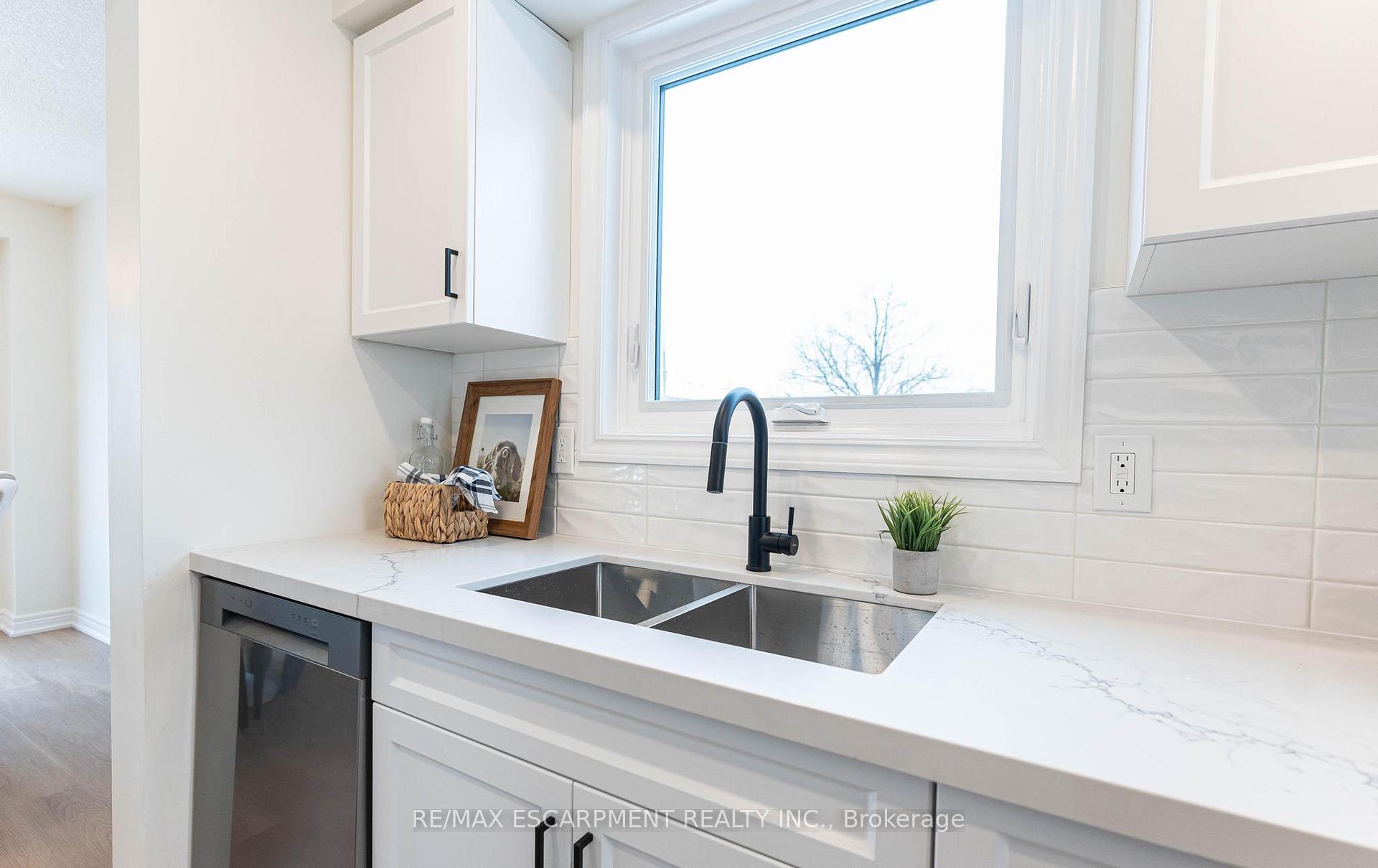 Photo 4 of 29 Featherwood Crescent, Hamilton, Stoney Creek — HOMEH