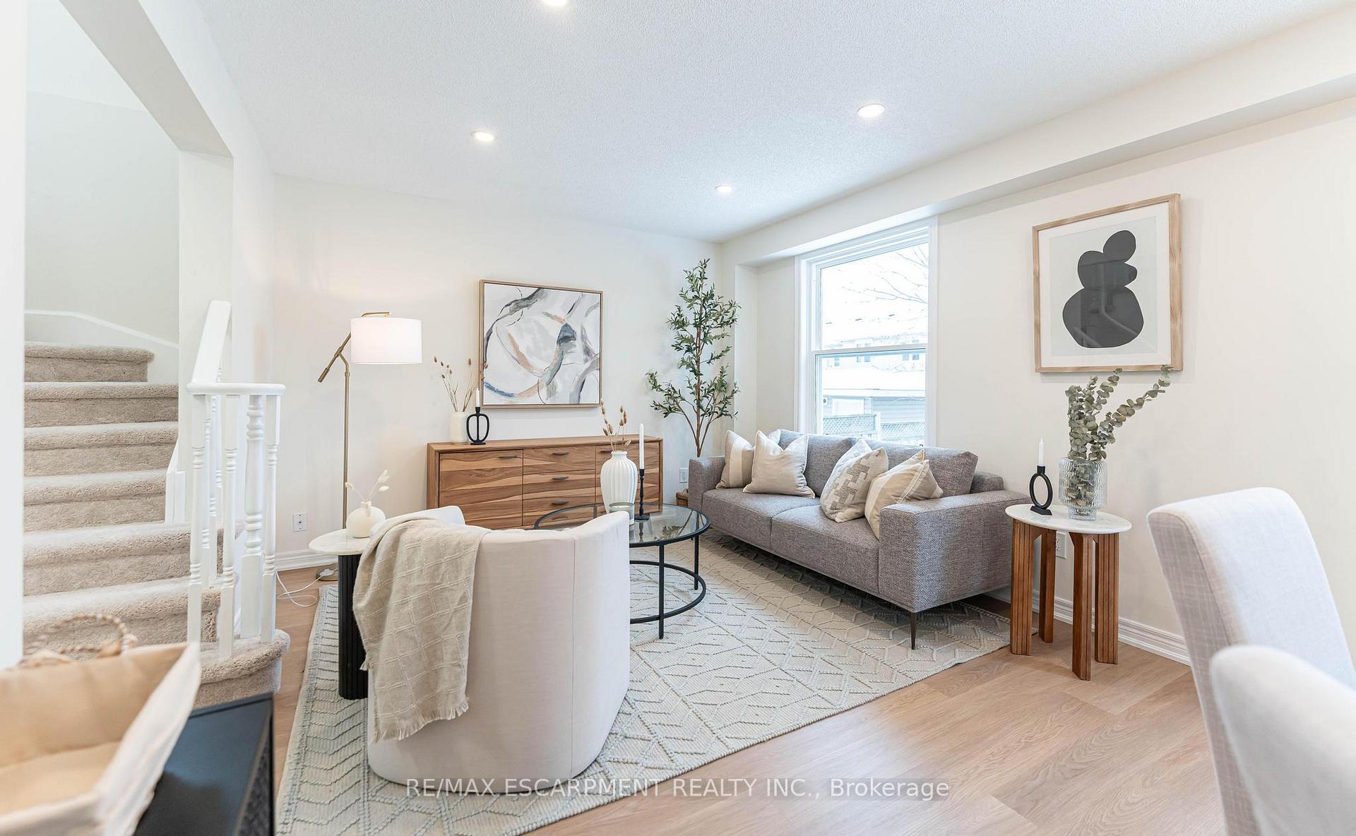 Photo 10 of 29 Featherwood Crescent, Hamilton, Stoney Creek — HOMEH