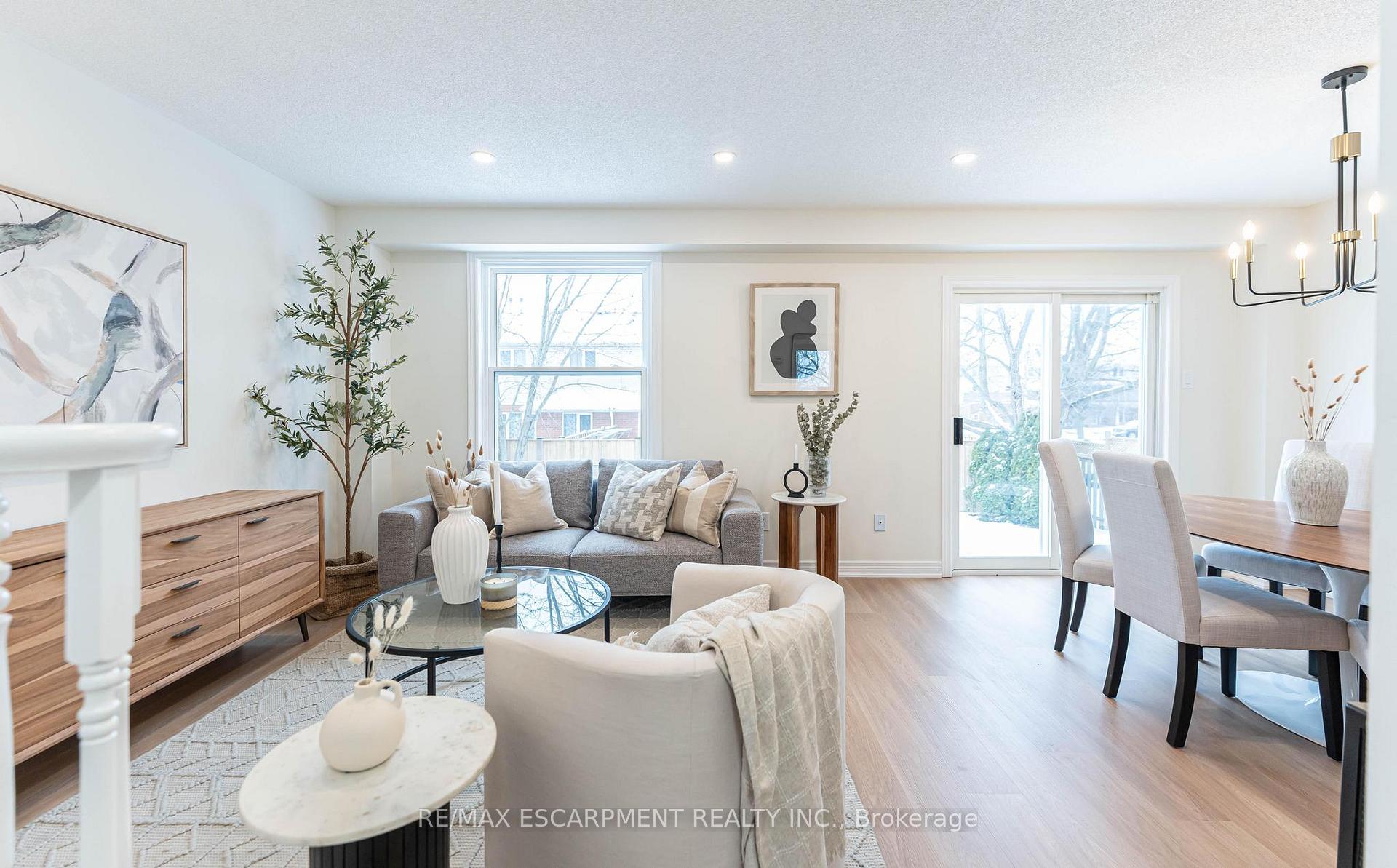 Photo 13 of 29 Featherwood Crescent, Hamilton, Stoney Creek — HOMEH