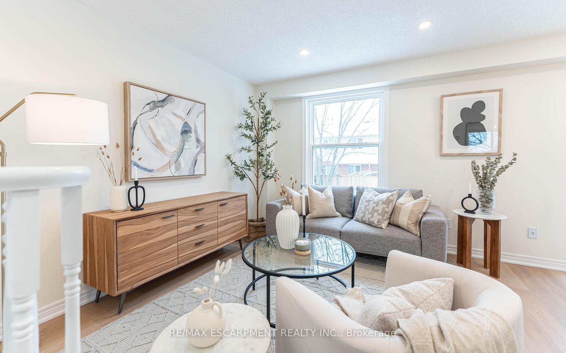 Photo 14 of 29 Featherwood Crescent, Hamilton, Stoney Creek — HOMEH
