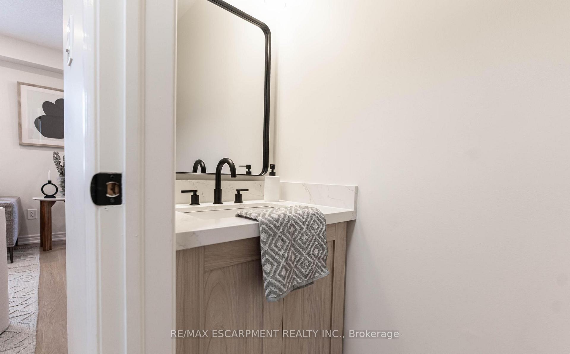 Photo 9 of 29 Featherwood Crescent, Hamilton, Stoney Creek — HOMEH