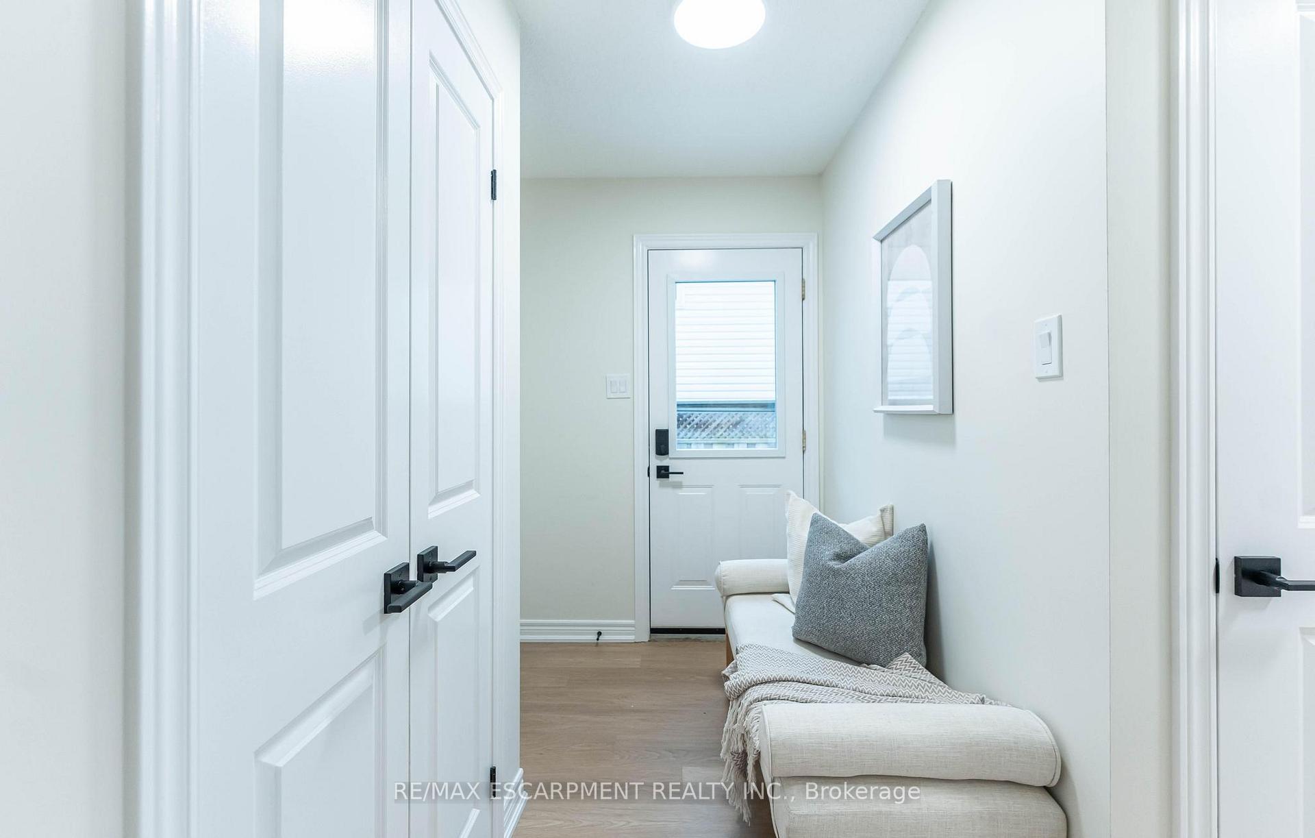 Photo 2 of 29 Featherwood Crescent, Hamilton, Stoney Creek — HOMEH