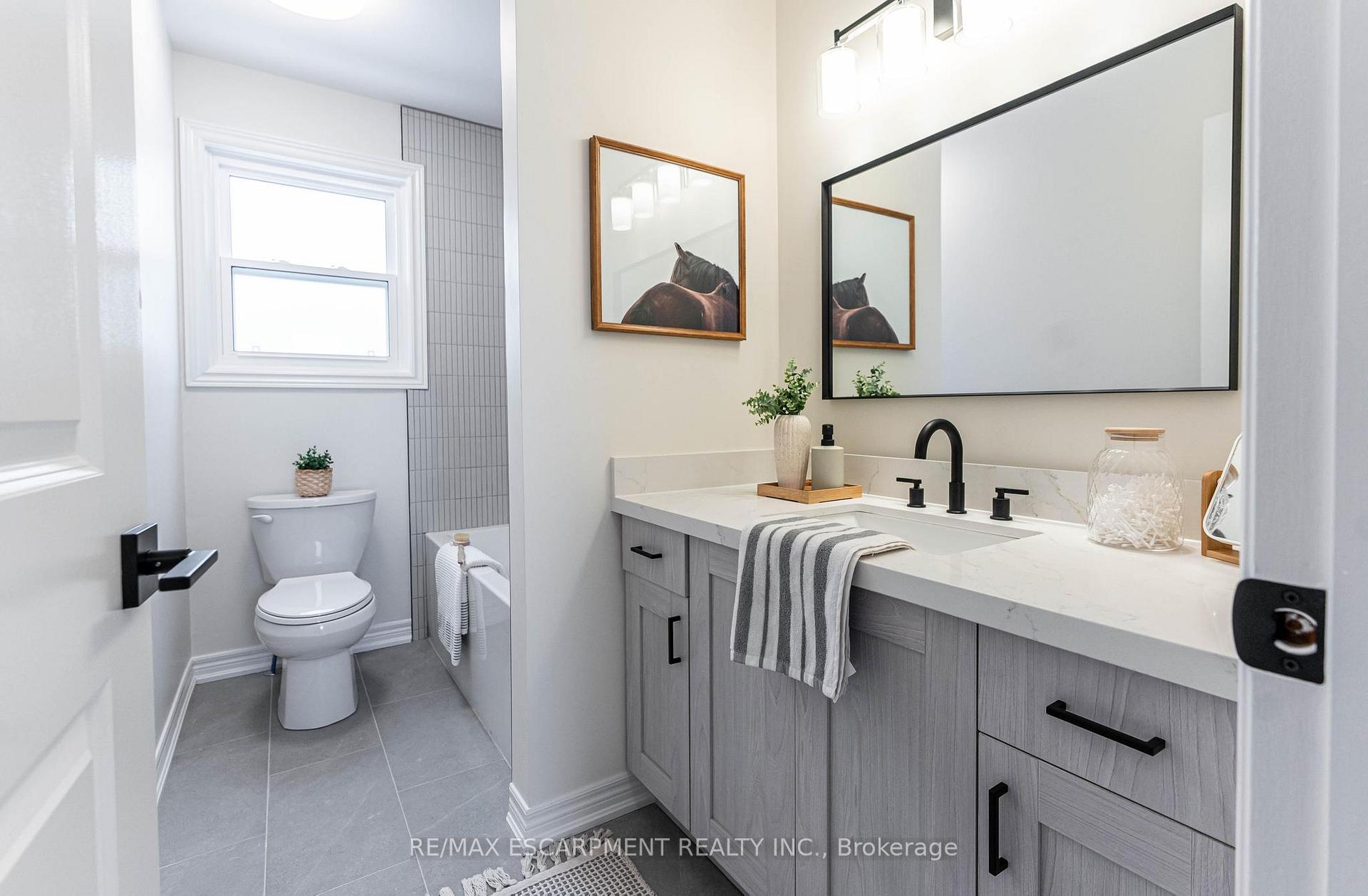 Photo 37 of 29 Featherwood Crescent, Hamilton, Stoney Creek — HOMEH