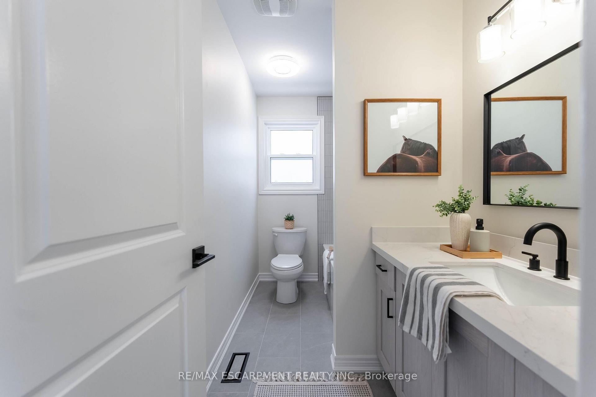Photo 15 of 29 Featherwood Crescent, Hamilton, Stoney Creek — HOMEH