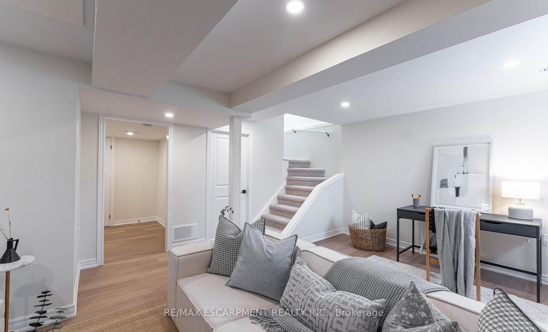 Photo 19 of 29 Featherwood Crescent, Hamilton, Stoney Creek — HOMEH