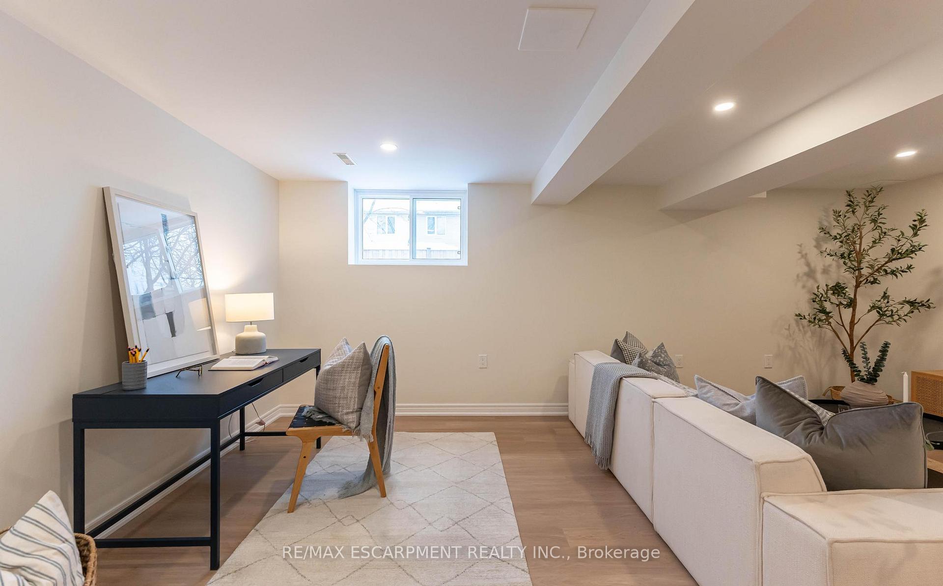 Photo 20 of 29 Featherwood Crescent, Hamilton, Stoney Creek — HOMEH
