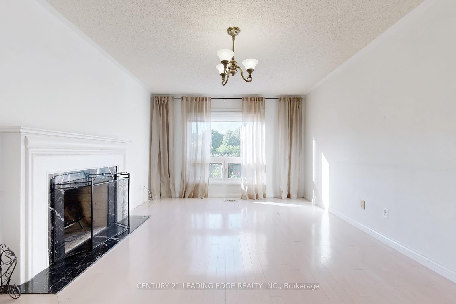 Photo 5 of 32 Charrington Crescent, Markham, Unionville — HOMEH