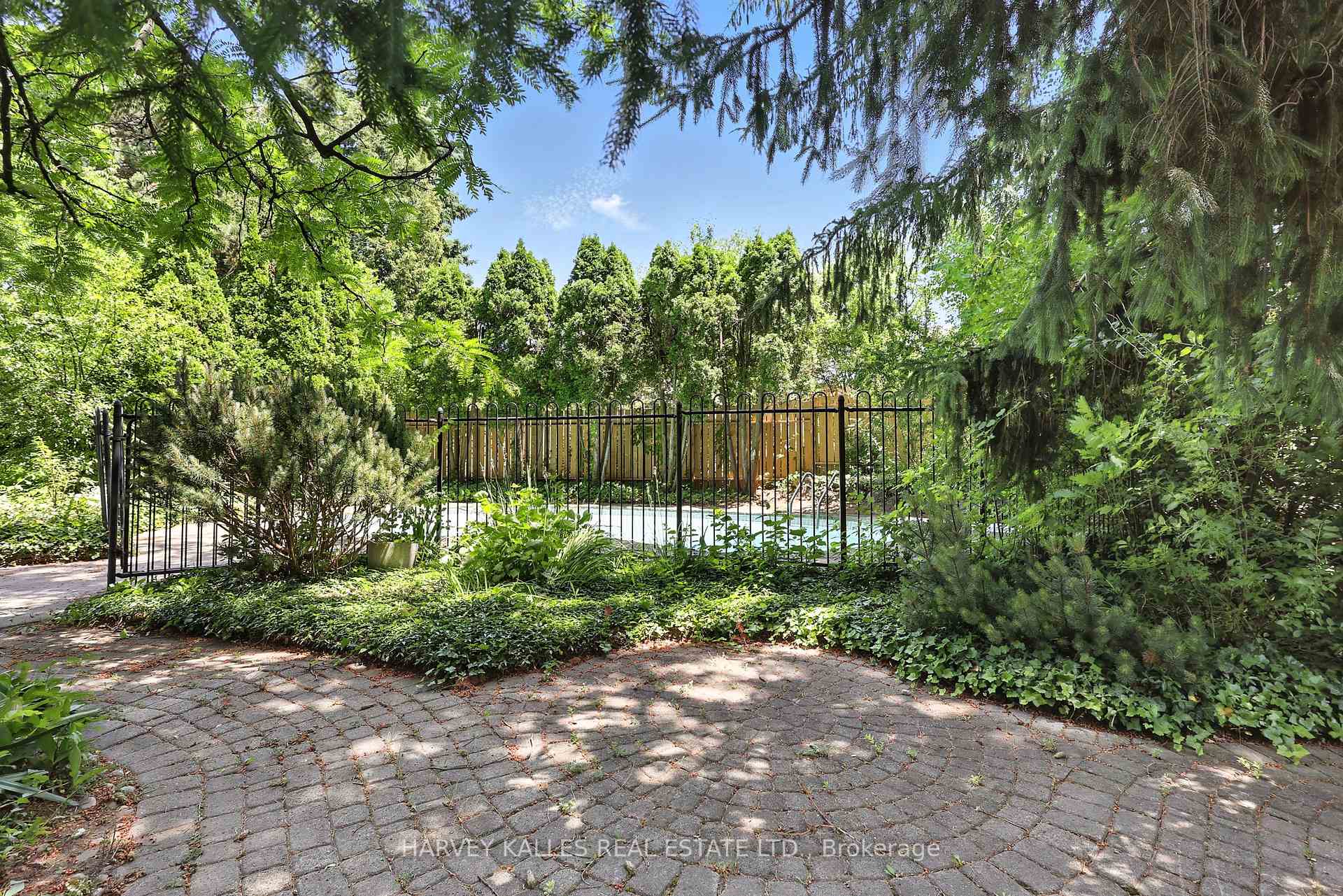 Photo 7 of 15 Woolsthorpe Crescent, Markham, German Mills — HOMEH