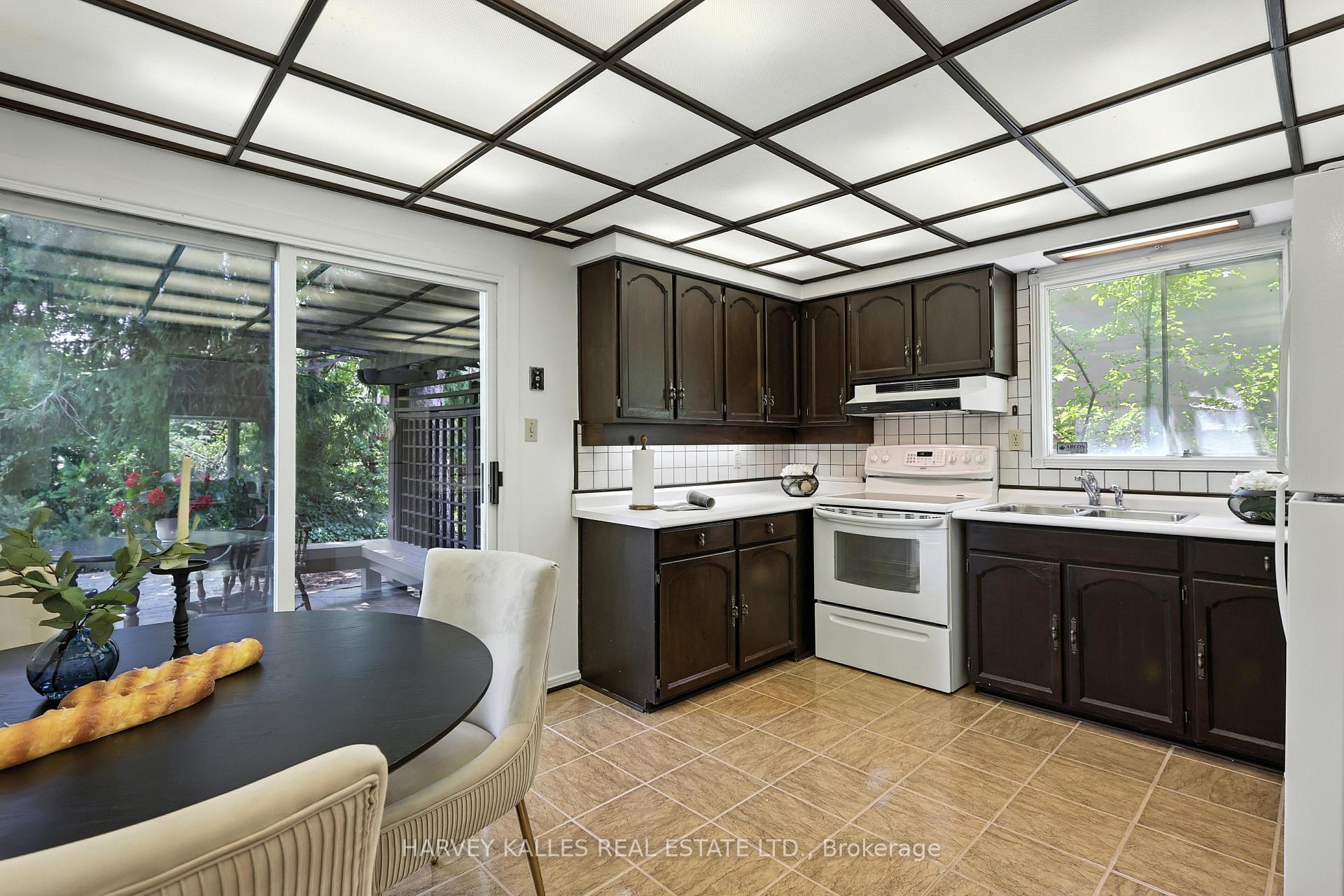 Photo 13 of 15 Woolsthorpe Crescent, Markham, German Mills — HOMEH