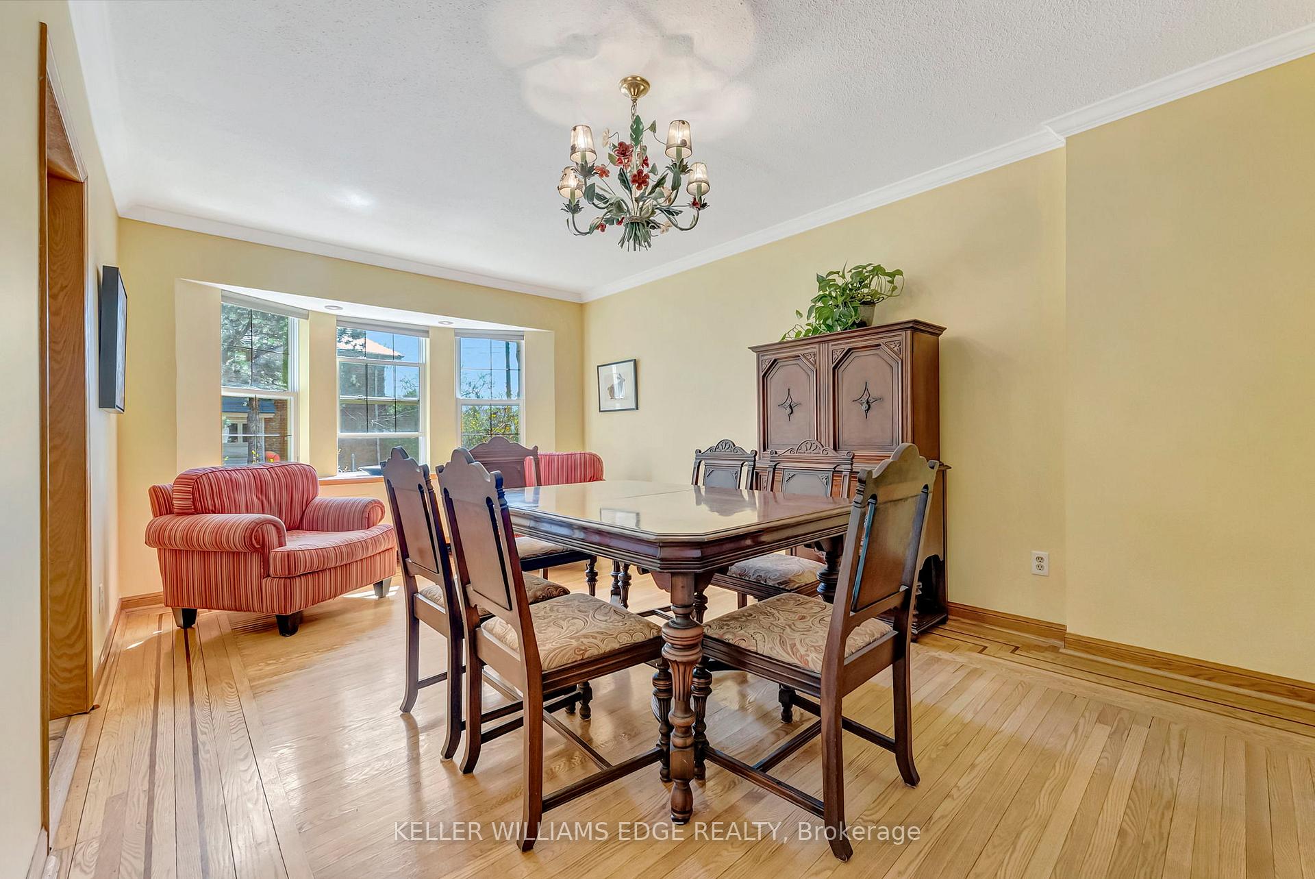 Photo 2 of 969 Montclair Avenue, Hamilton, Delta — HOMEH