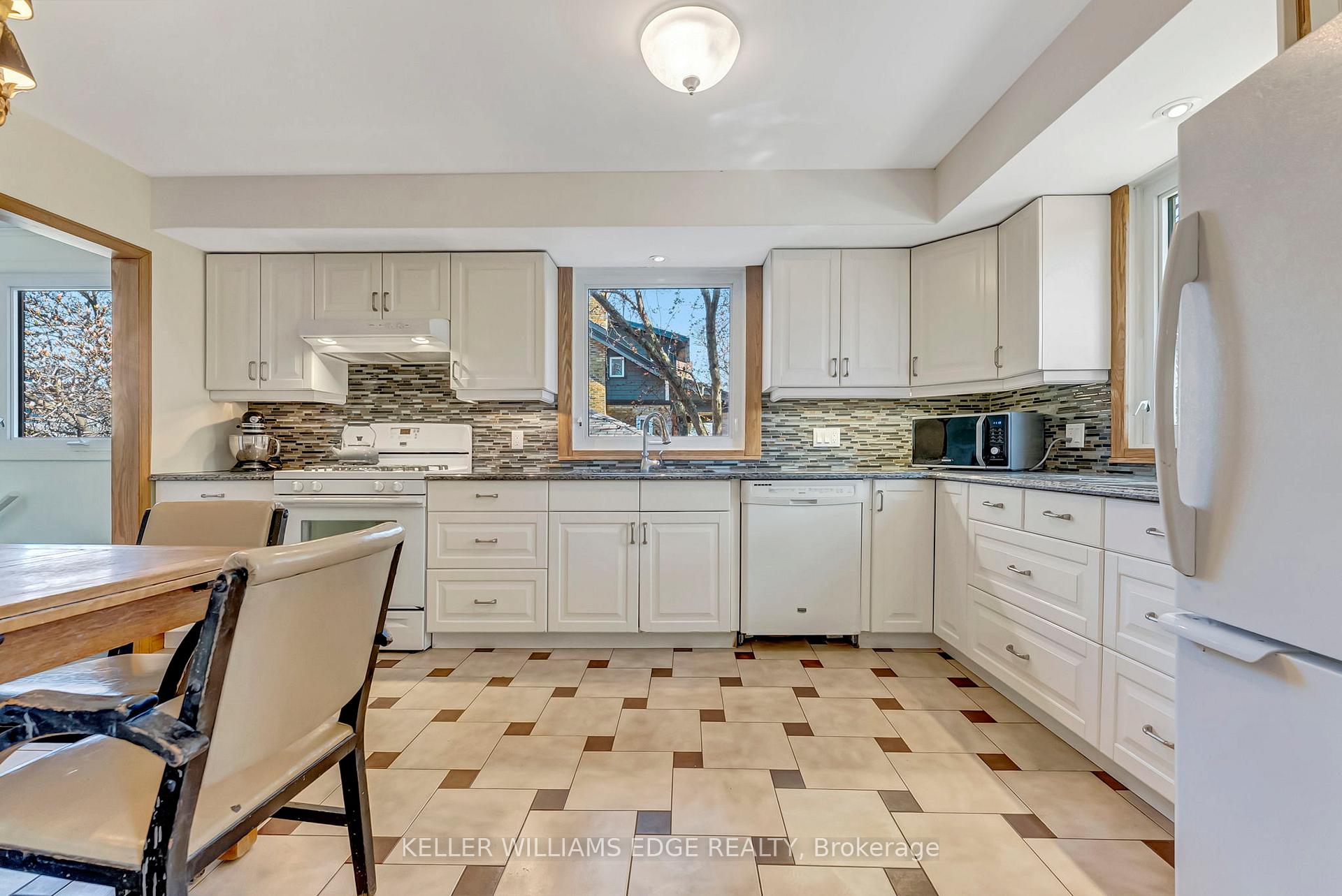 Photo 32 of 969 Montclair Avenue, Hamilton, Delta — HOMEH