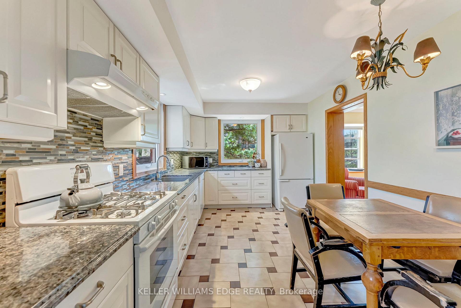 Photo 19 of 969 Montclair Avenue, Hamilton, Delta — HOMEH