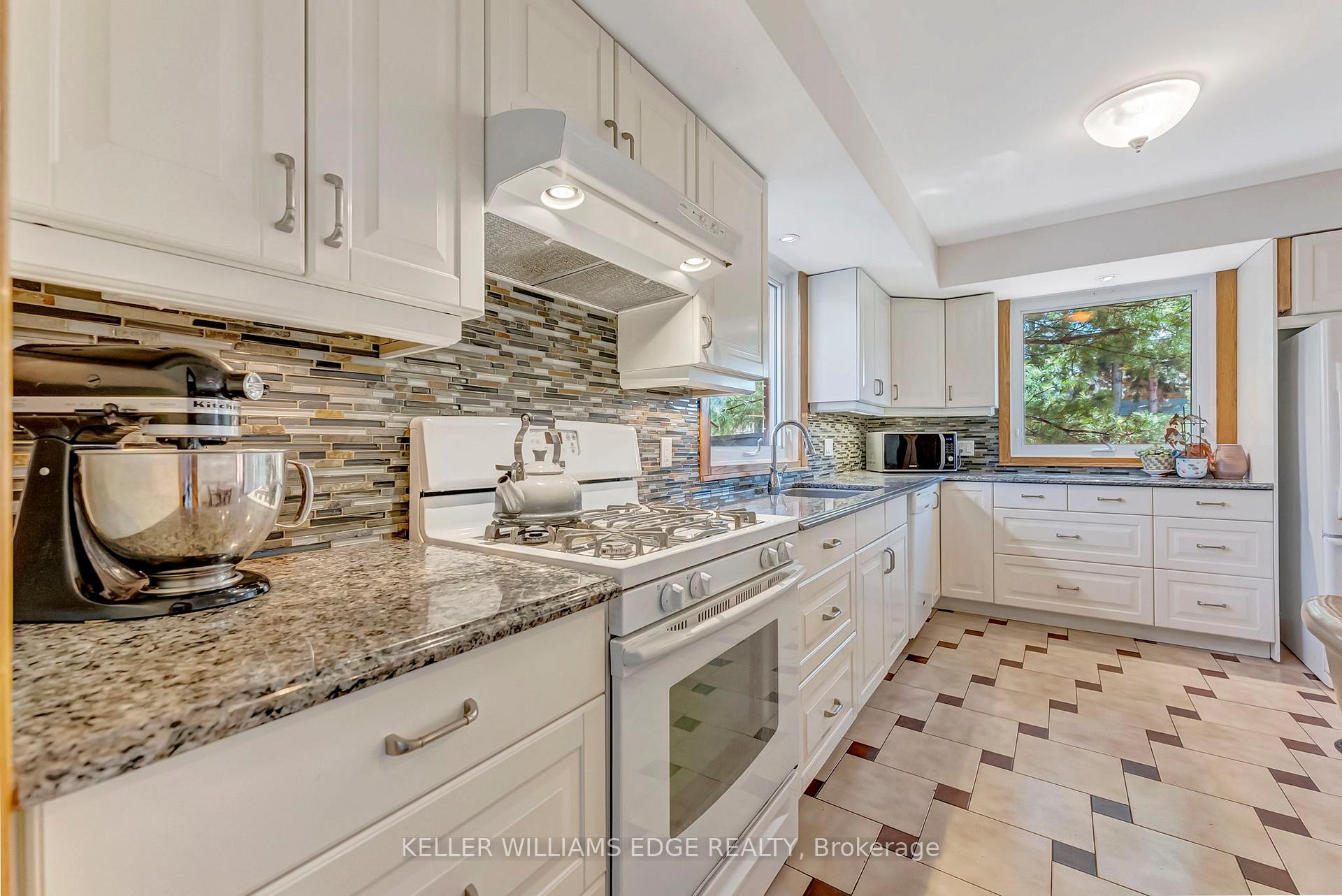 Photo 13 of 969 Montclair Avenue, Hamilton, Delta — HOMEH