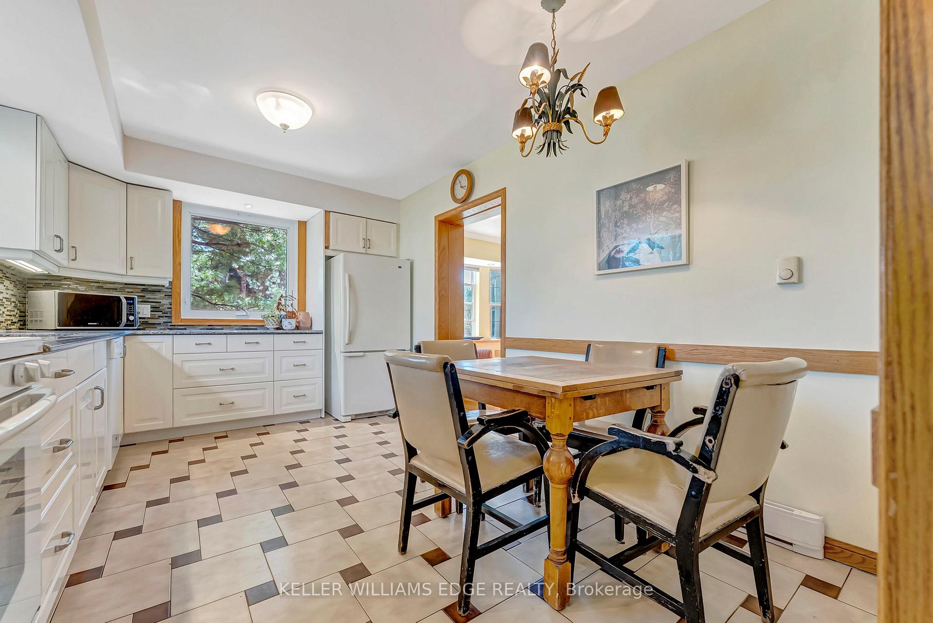 Photo 4 of 969 Montclair Avenue, Hamilton, Delta — HOMEH