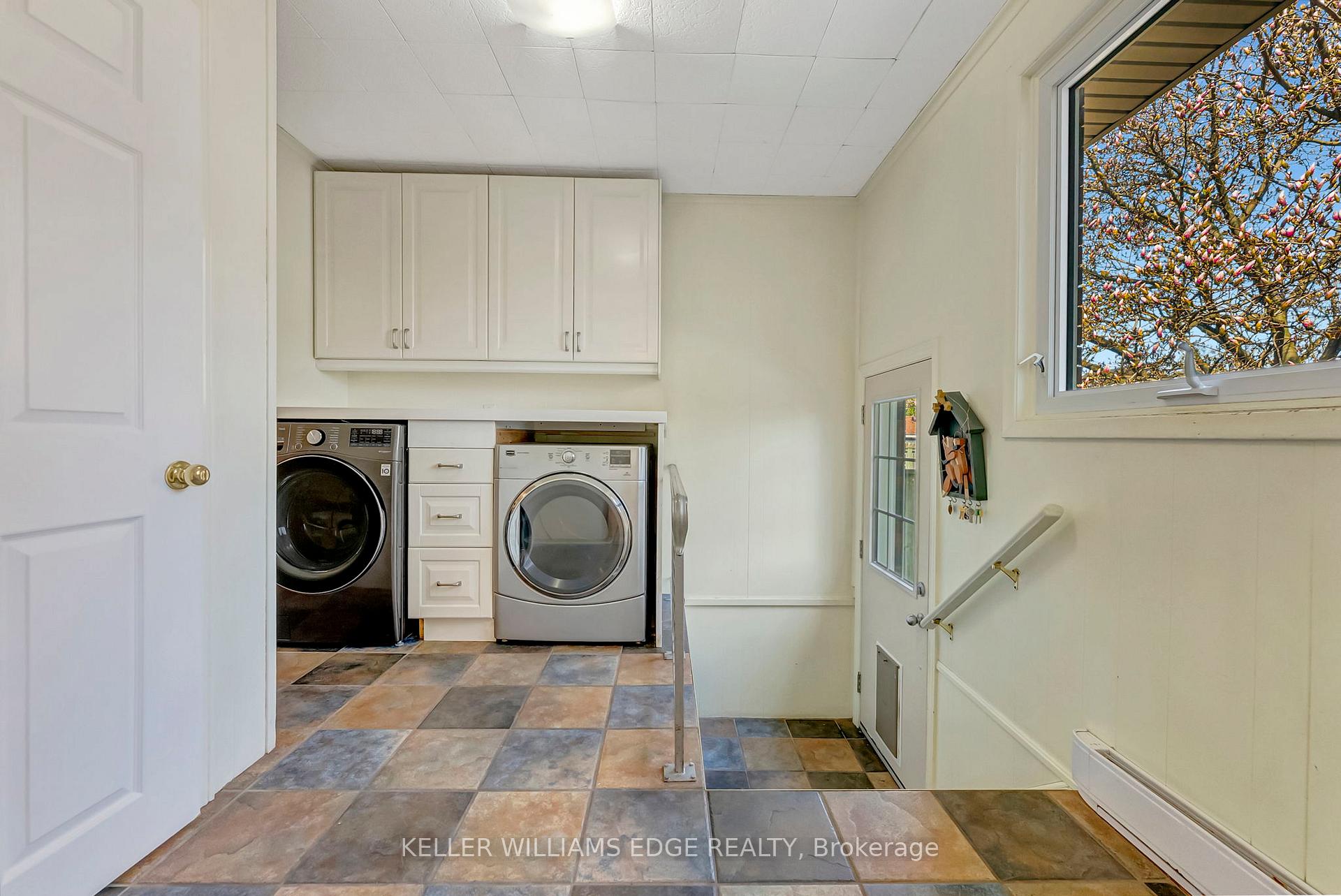 Photo 6 of 969 Montclair Avenue, Hamilton, Delta — HOMEH