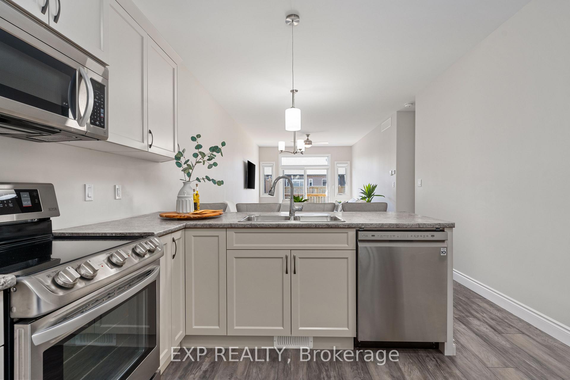 Photo 3 of 31 Farmington Crescent, Belleville, Thurlow Ward — HOMEH