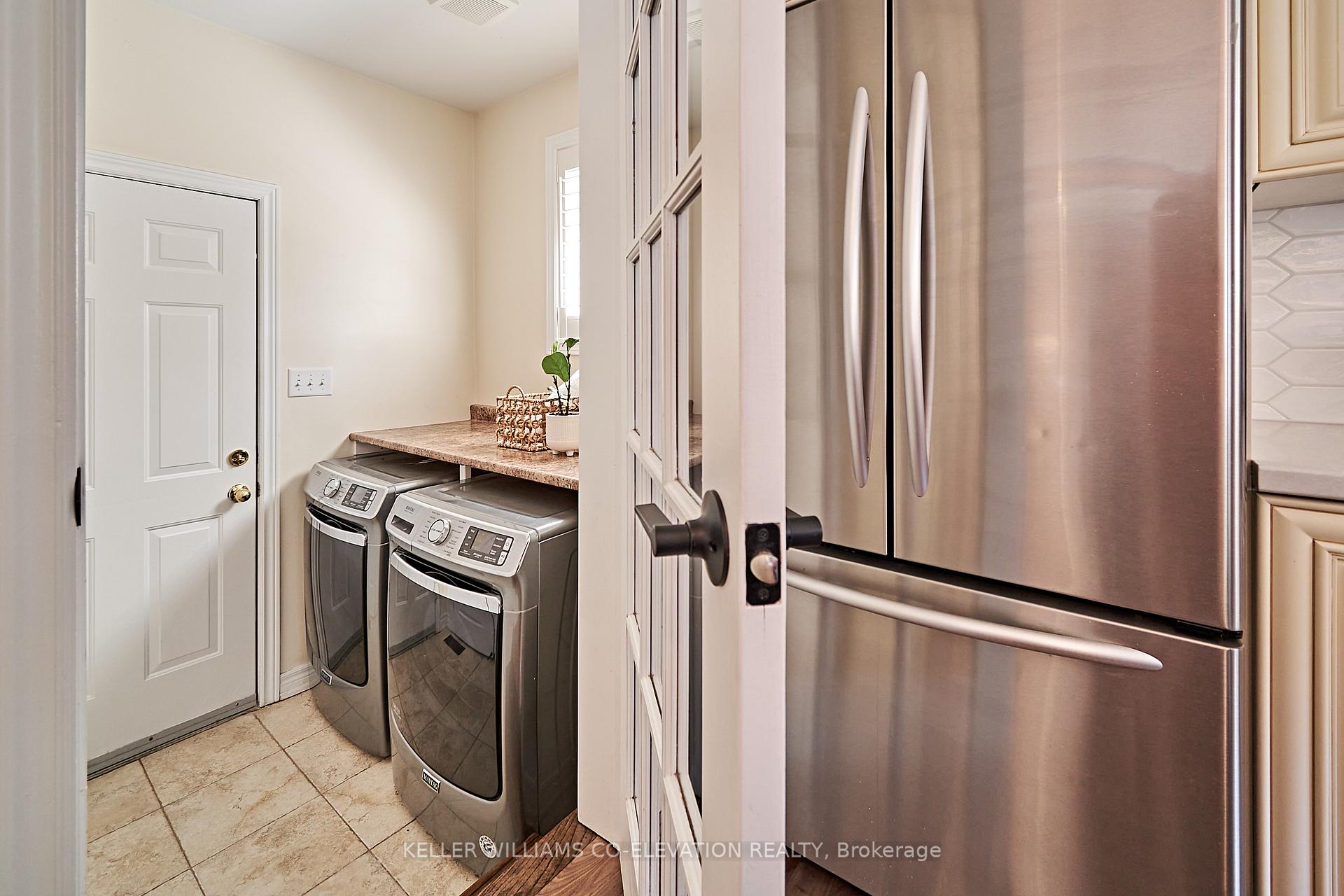 Photo 3 of 24 Rainbow Crescent, Whitby, Brooklin — HOMEH