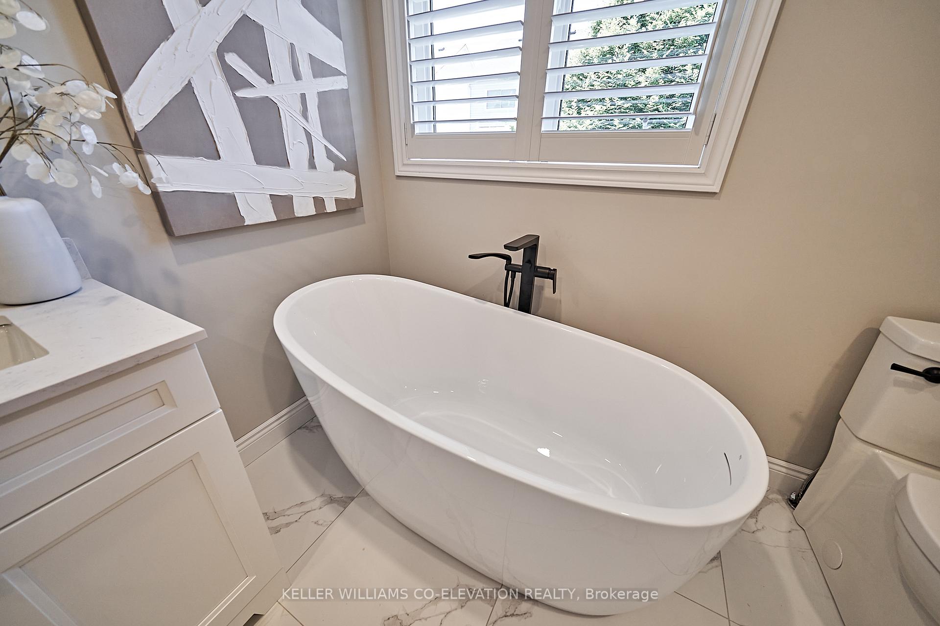Photo 2 of 24 Rainbow Crescent, Whitby, Brooklin — HOMEH