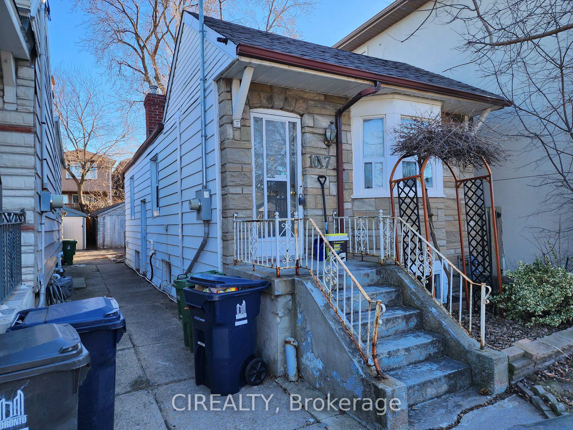 Front of 1017 Greenwood Avenue