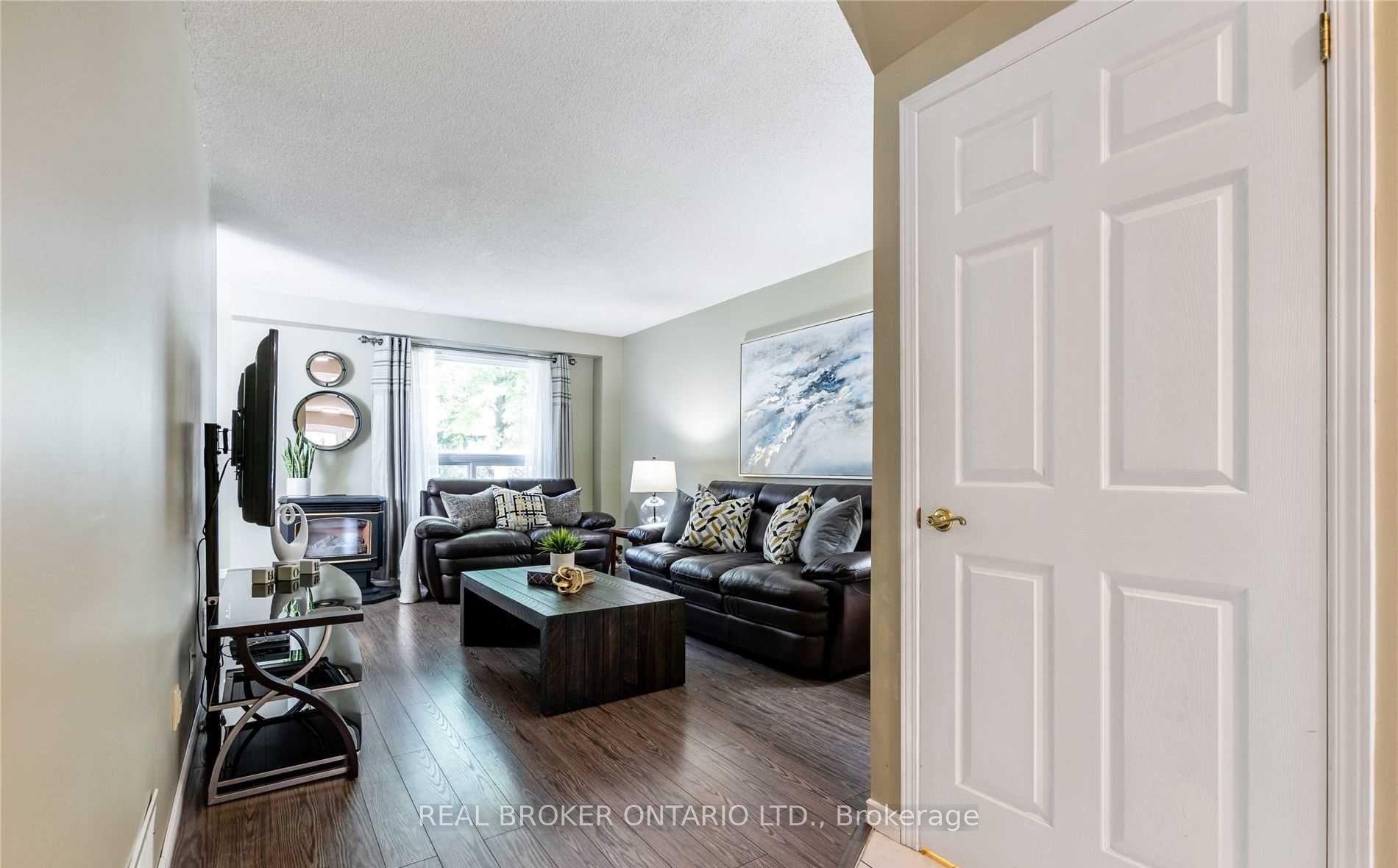 Photo 4 of 20 Elderridge Court, Hamilton, Stoney Creek Mountain — HOMEH