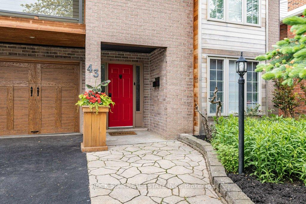 Photo 2 of 43 Oceanic Drive, Hamilton, Stoney Creek — HOMEH
