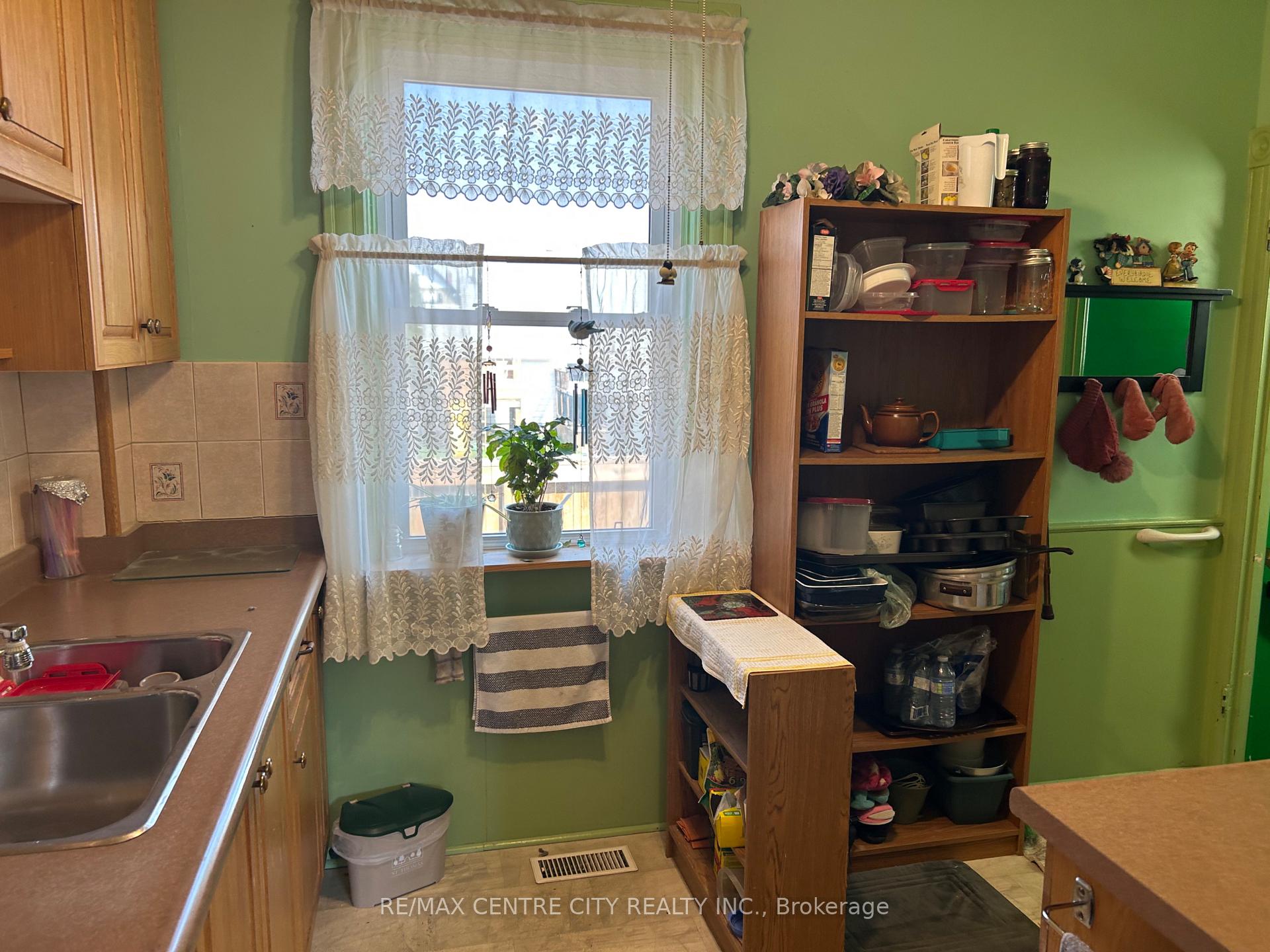 Photo 4 of 87 Fifth Avenue, St. Thomas — HOMEH