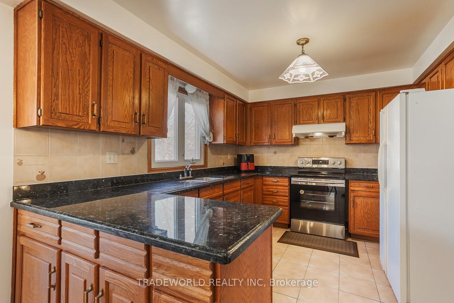 Photo 5 of 2 Doulton Court, Markham, Milliken Mills East — HOMEH