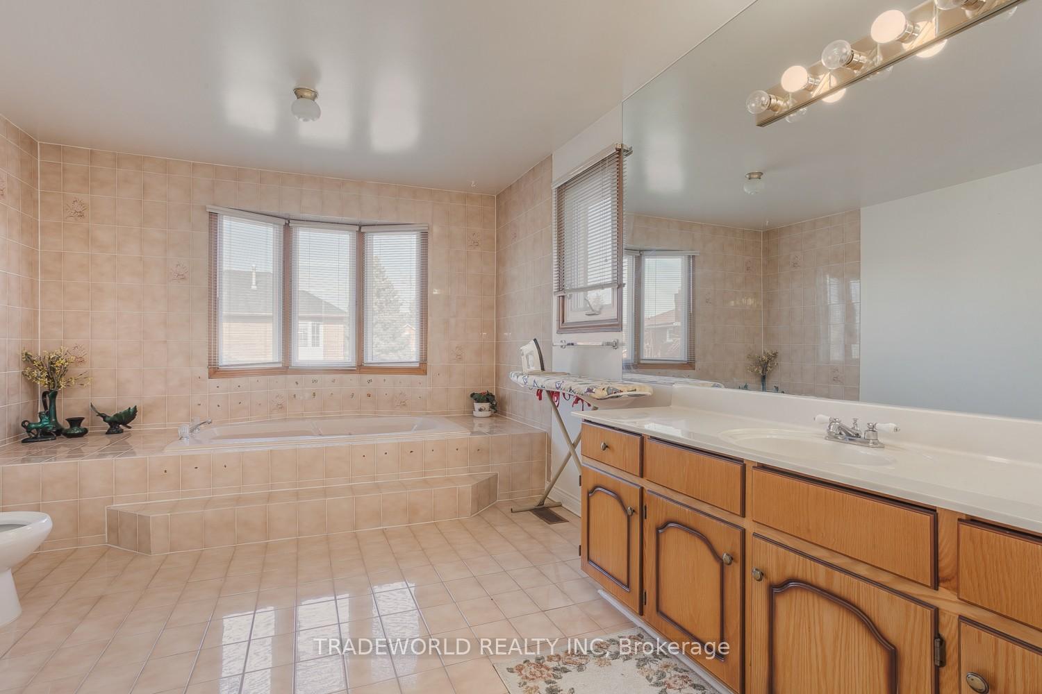 Photo 22 of 2 Doulton Court, Markham, Milliken Mills East — HOMEH