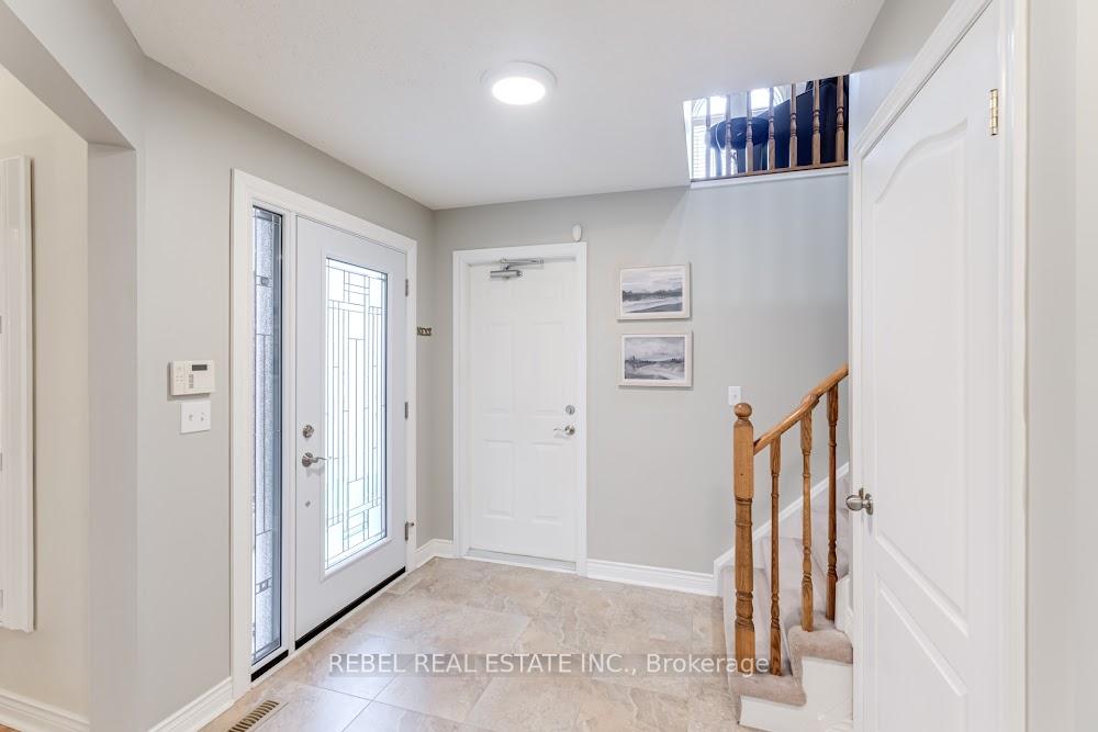 Photo 5 of 34 Borland Court, Clarington, Bowmanville — HOMEH