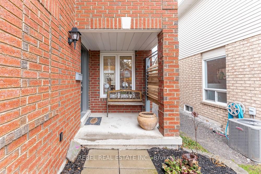 Photo 7 of 34 Borland Court, Clarington, Bowmanville — HOMEH