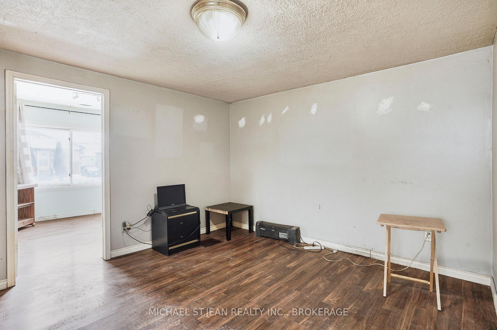 Photo 3 of 412 Upper Wellington Street, Hamilton, Centremount — HOMEH