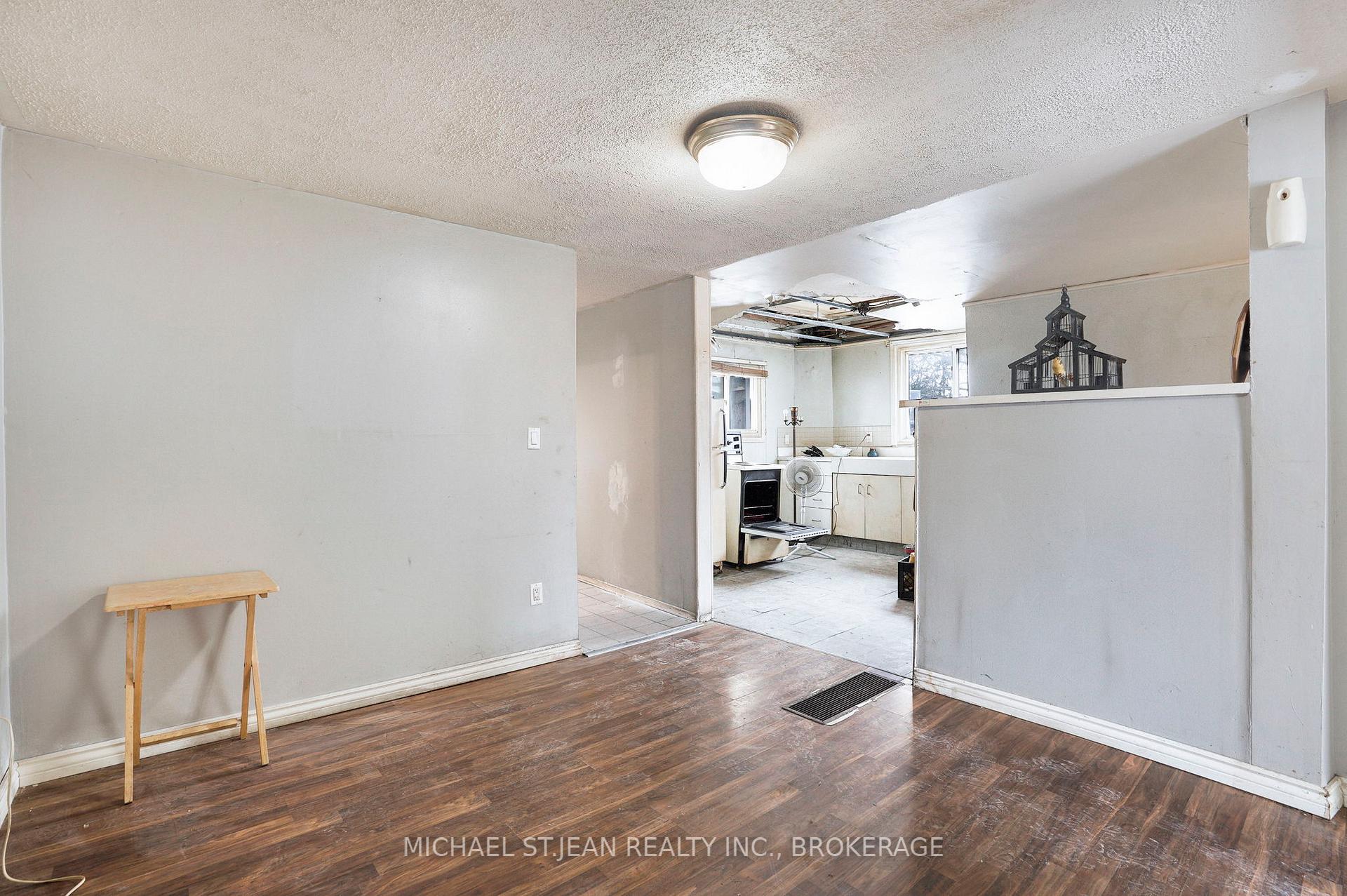 Photo 16 of 412 Upper Wellington Street, Hamilton, Centremount — HOMEH