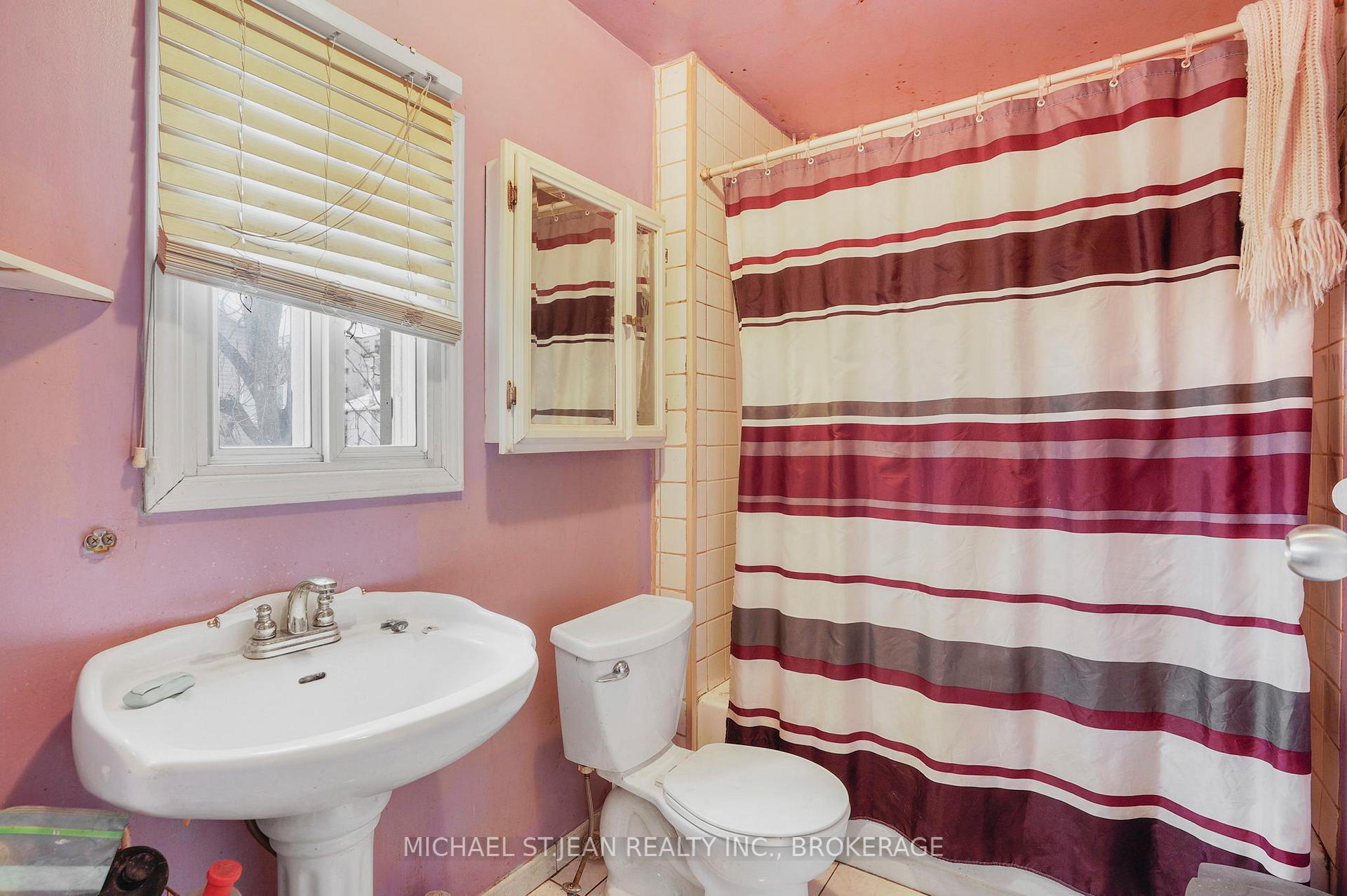 Photo 18 of 412 Upper Wellington Street, Hamilton, Centremount — HOMEH