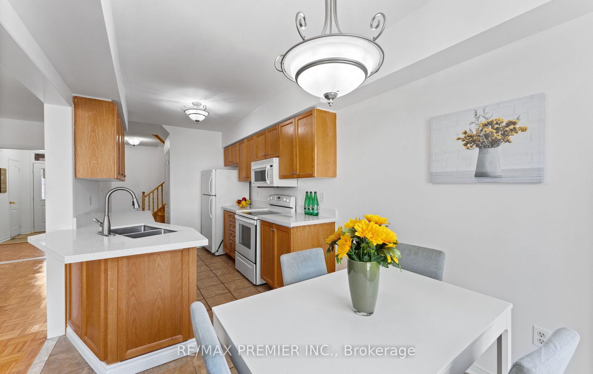 Photo 5 of 10 Cormel Street, Vaughan, Maple — HOMEH