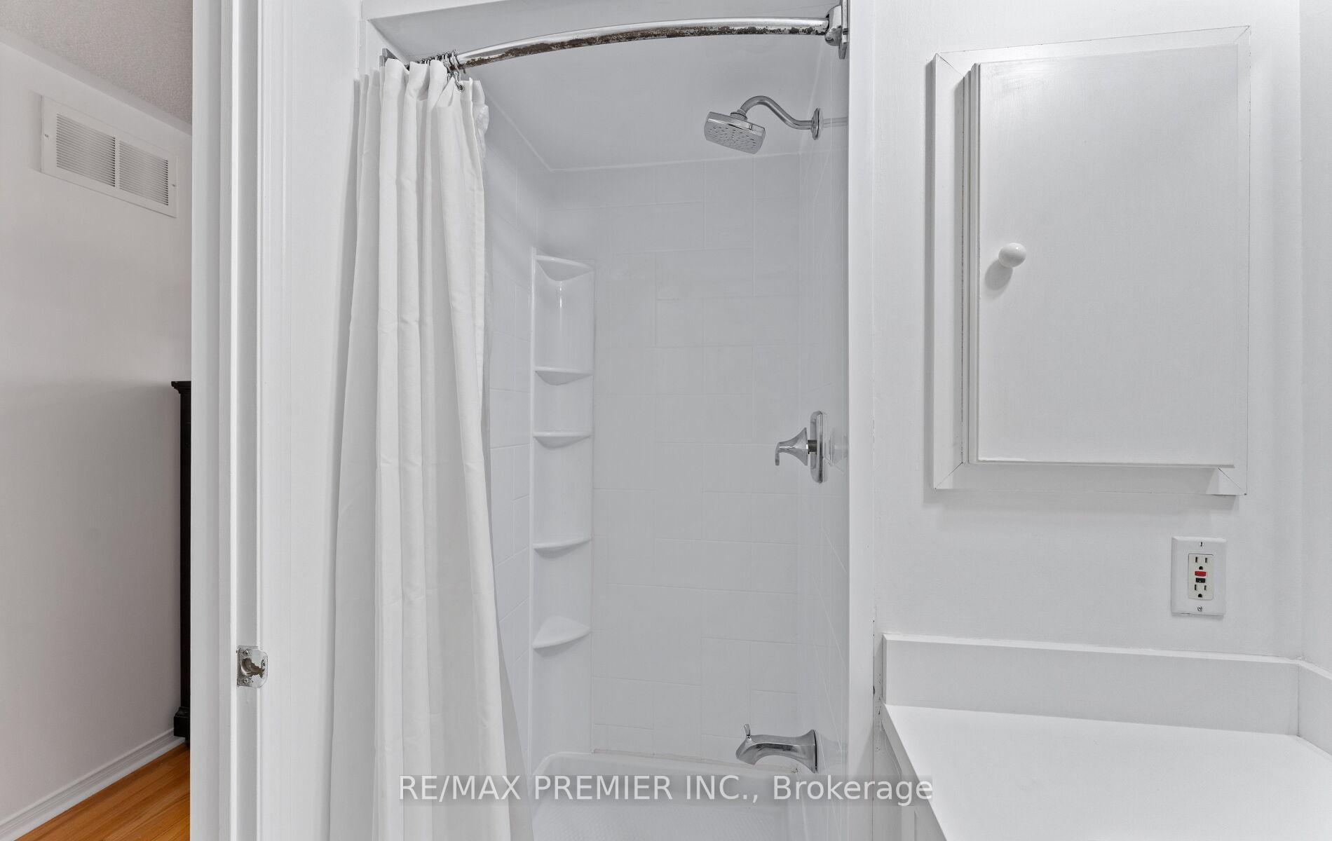 Photo 17 of 10 Cormel Street, Vaughan, Maple — HOMEH