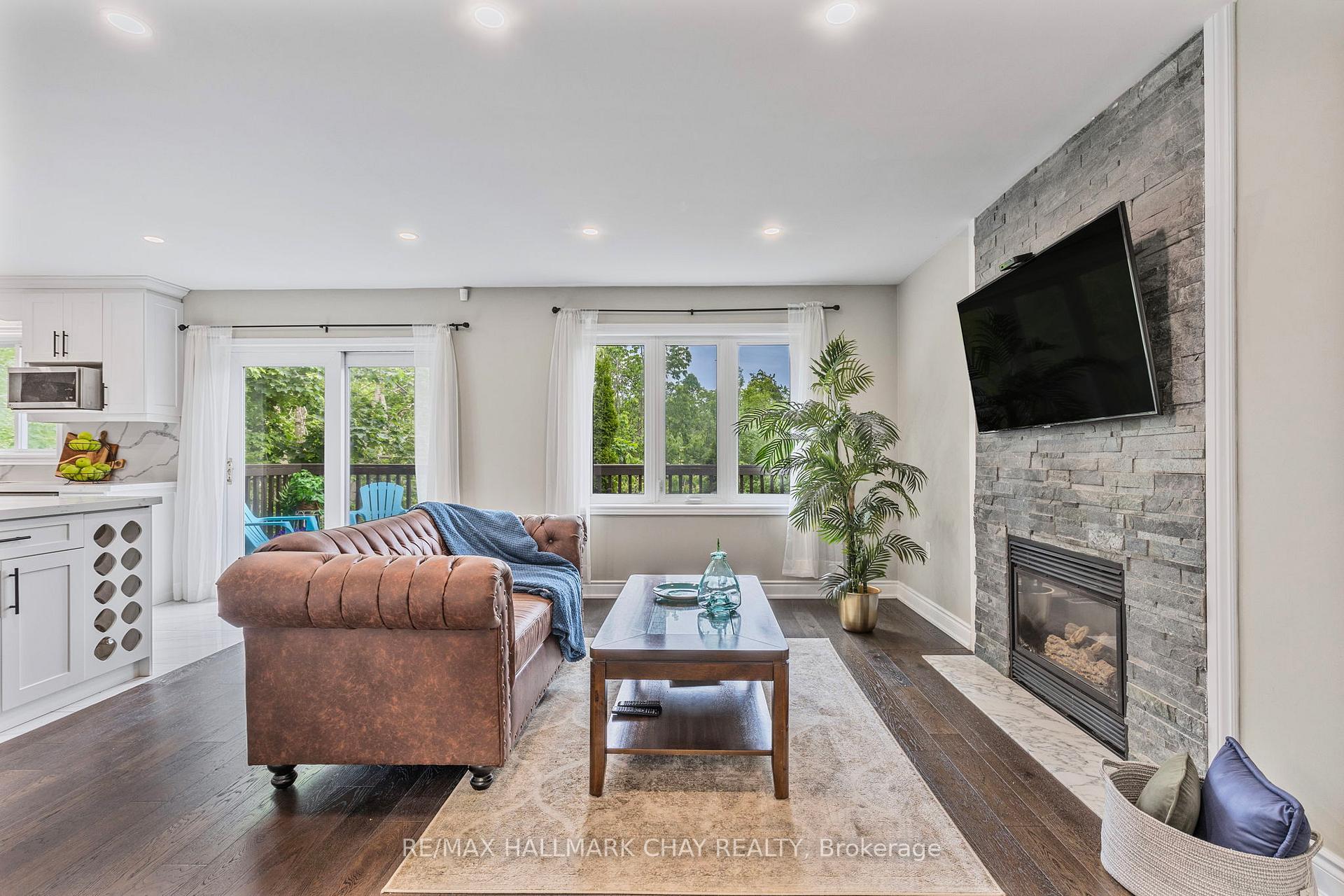 Photo 10 of 22 Columbia Road, Barrie, Holly — HOMEH